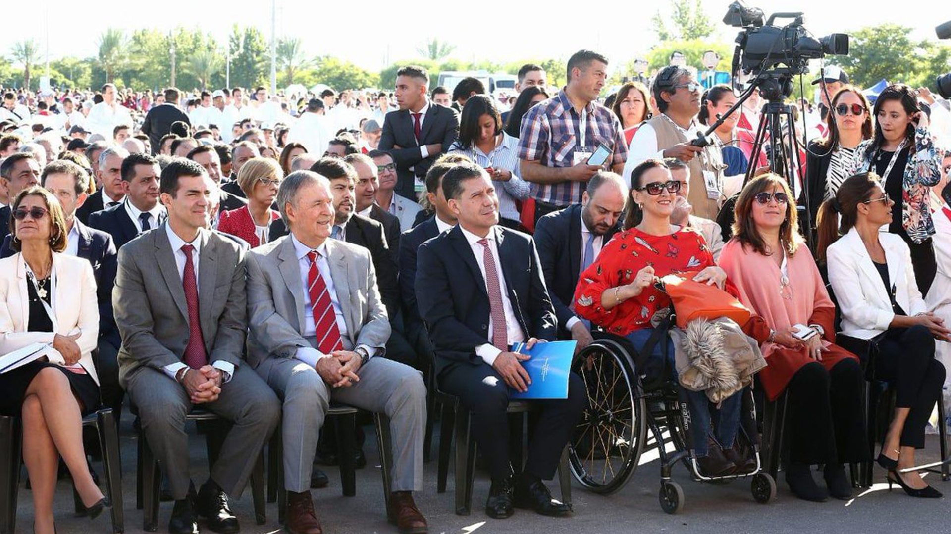 De izquierda a derecha: la gobernadora de Catamarca, Lucía Corpacci; el de Salta, Juan Manuel Urtubey; el de Córdoba, Juan Schiaretti; el de La Rioja, Sergio Casas; la vicepresidente Gabriela Michetti; y la senadora Inés Brizuela y Doria (@GabiMichetti1)