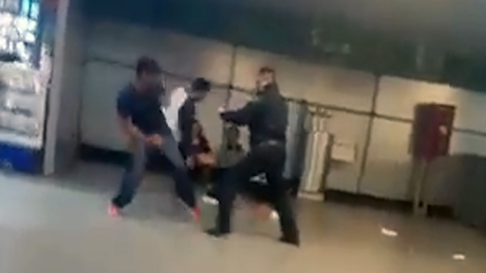 En las imágenes se le vio levantarse y buscar al vendedor con el que se enfrascó en la gresca (Foto: captura de pantalla)