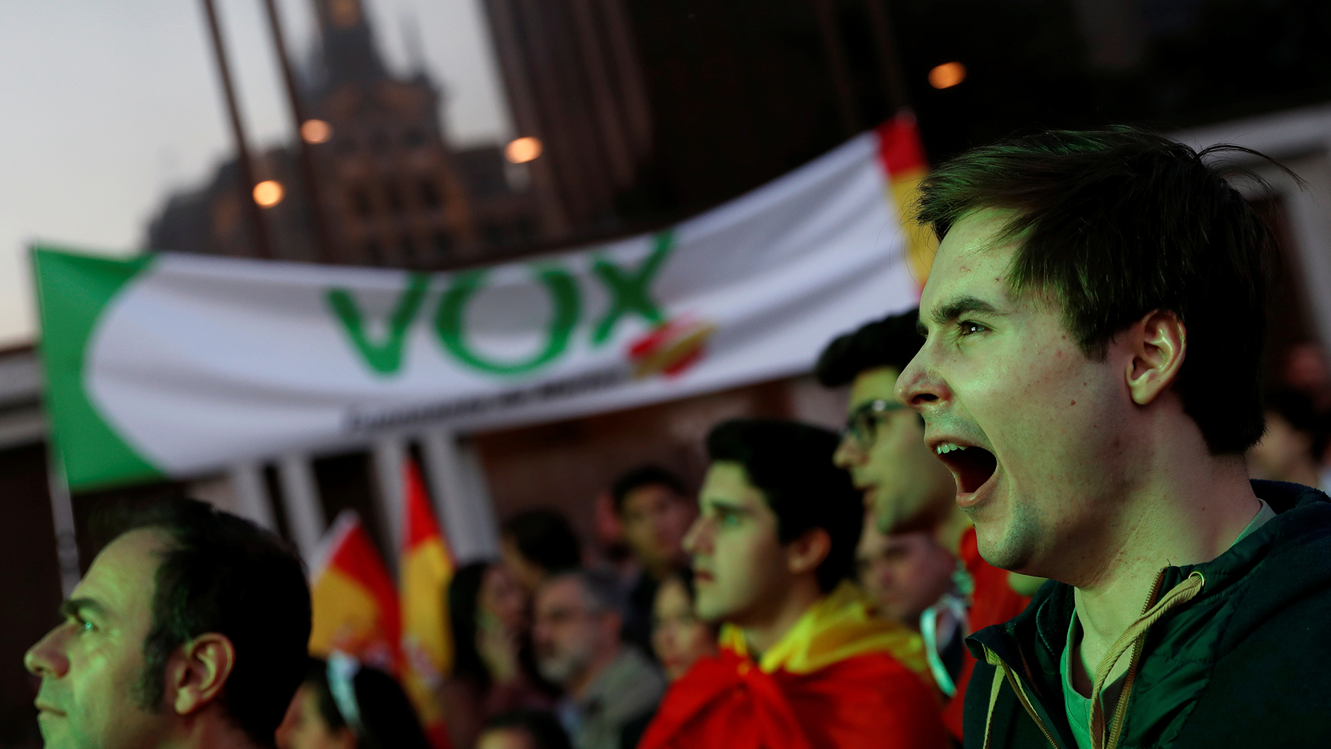 Seguidores del partido de ultraderecha VOX esperan los resultados de la elección general en el cuartel general en Madrid (Foto: REUTERS/Susana Vera)