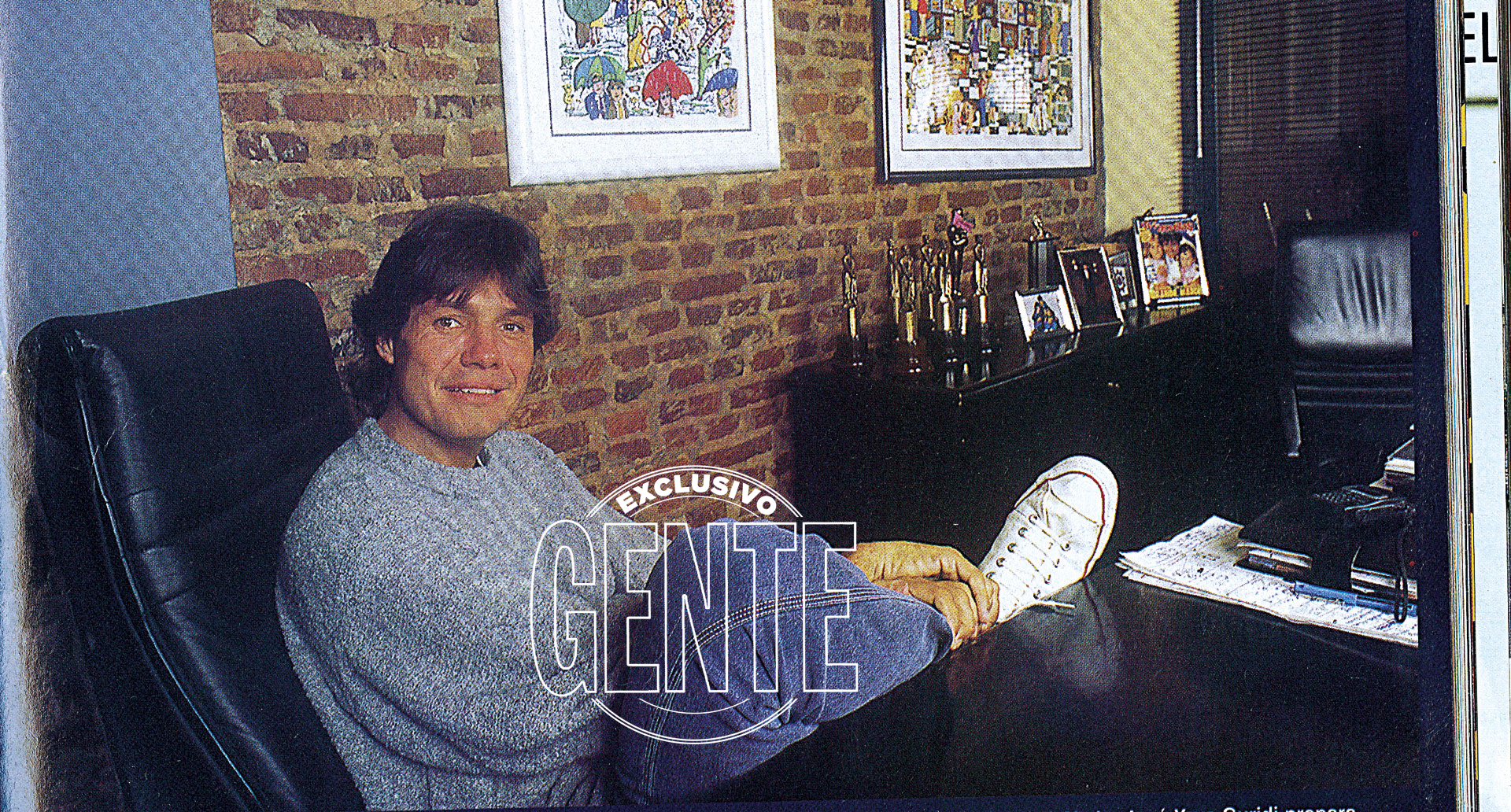 En su oficina de Ideas del Sur, rodeado por algunos de los casi cuarenta Martín Fierro que recibiría desde sus primeras nominaciones. Entre ellos el de Oro, obtenido en 1998 (más tarde conseguiría el de Platino).