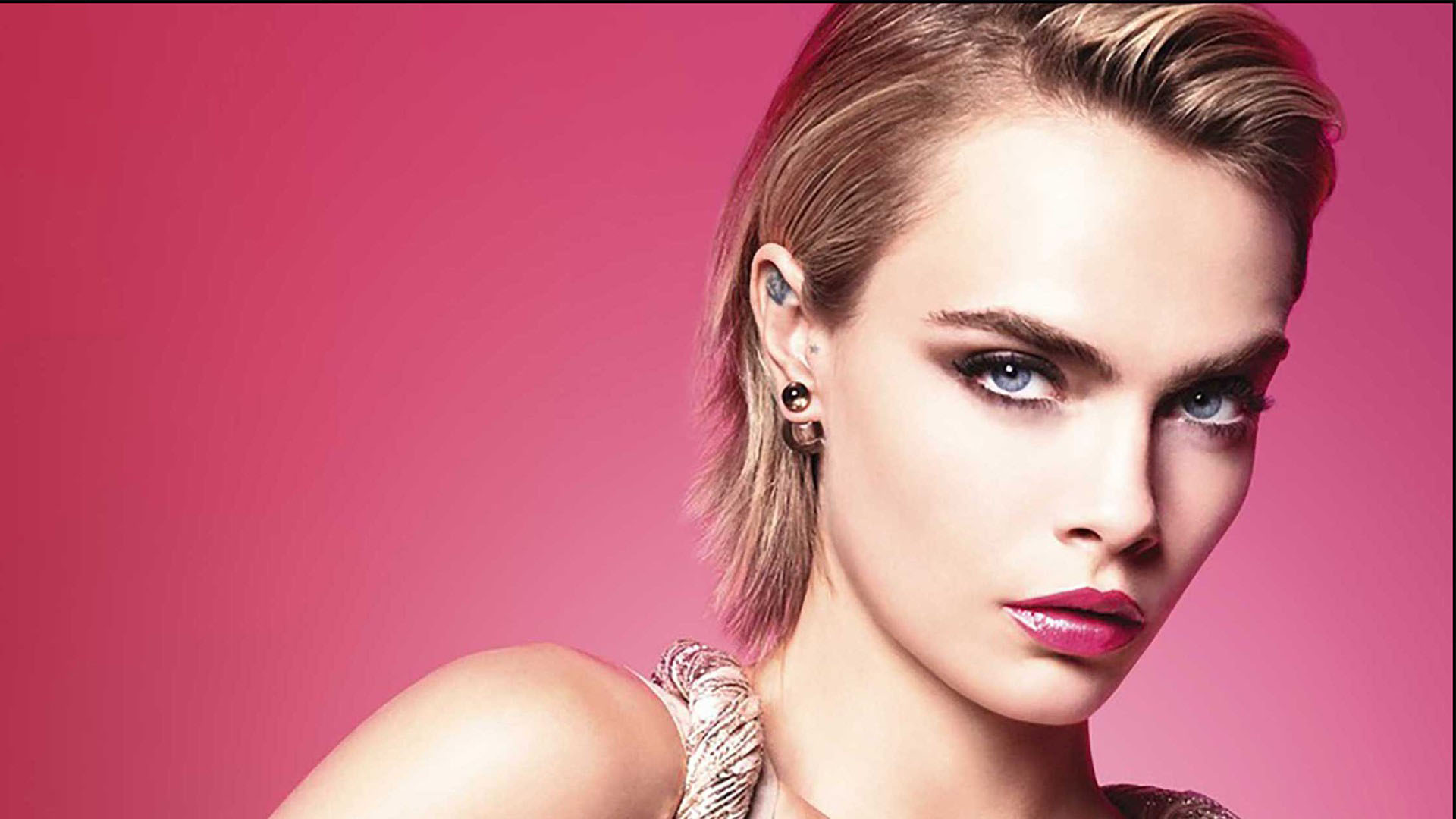 Cara Delevingne con cejas súper marcadas.