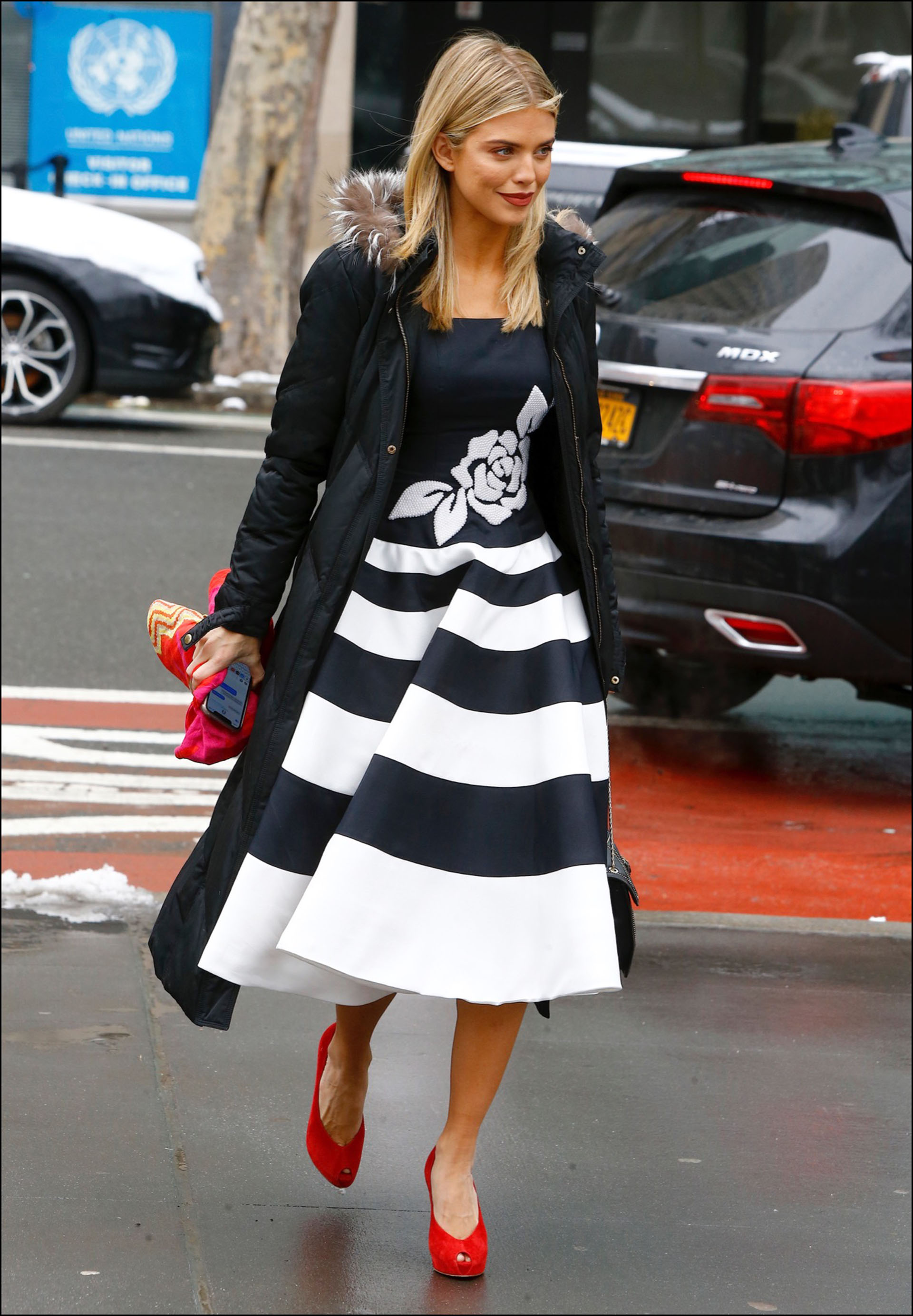 AnnaLynn McCord con un vestido midi.