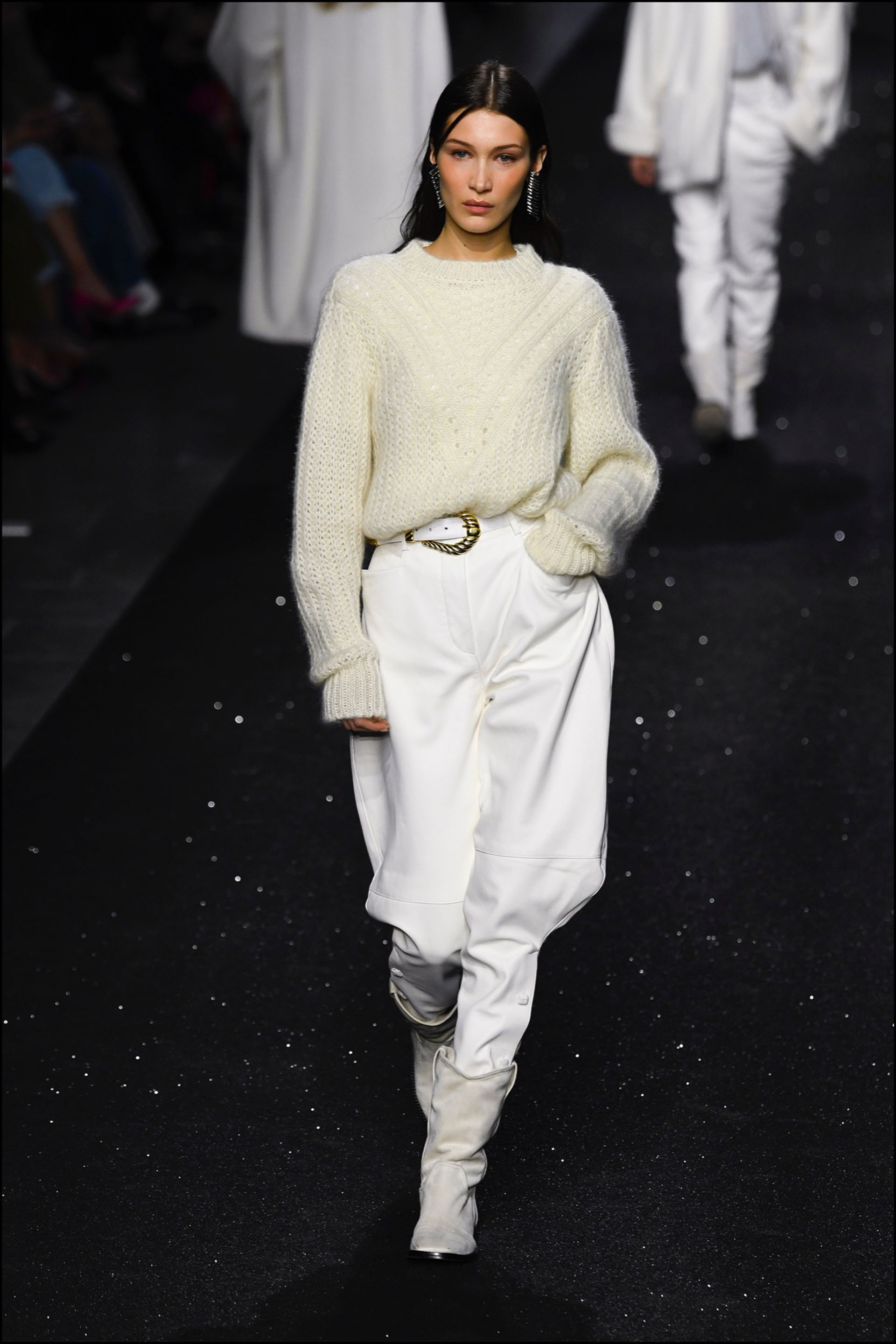 Bella Hadid con un suéter “trabajado” de Alberta Ferretti.