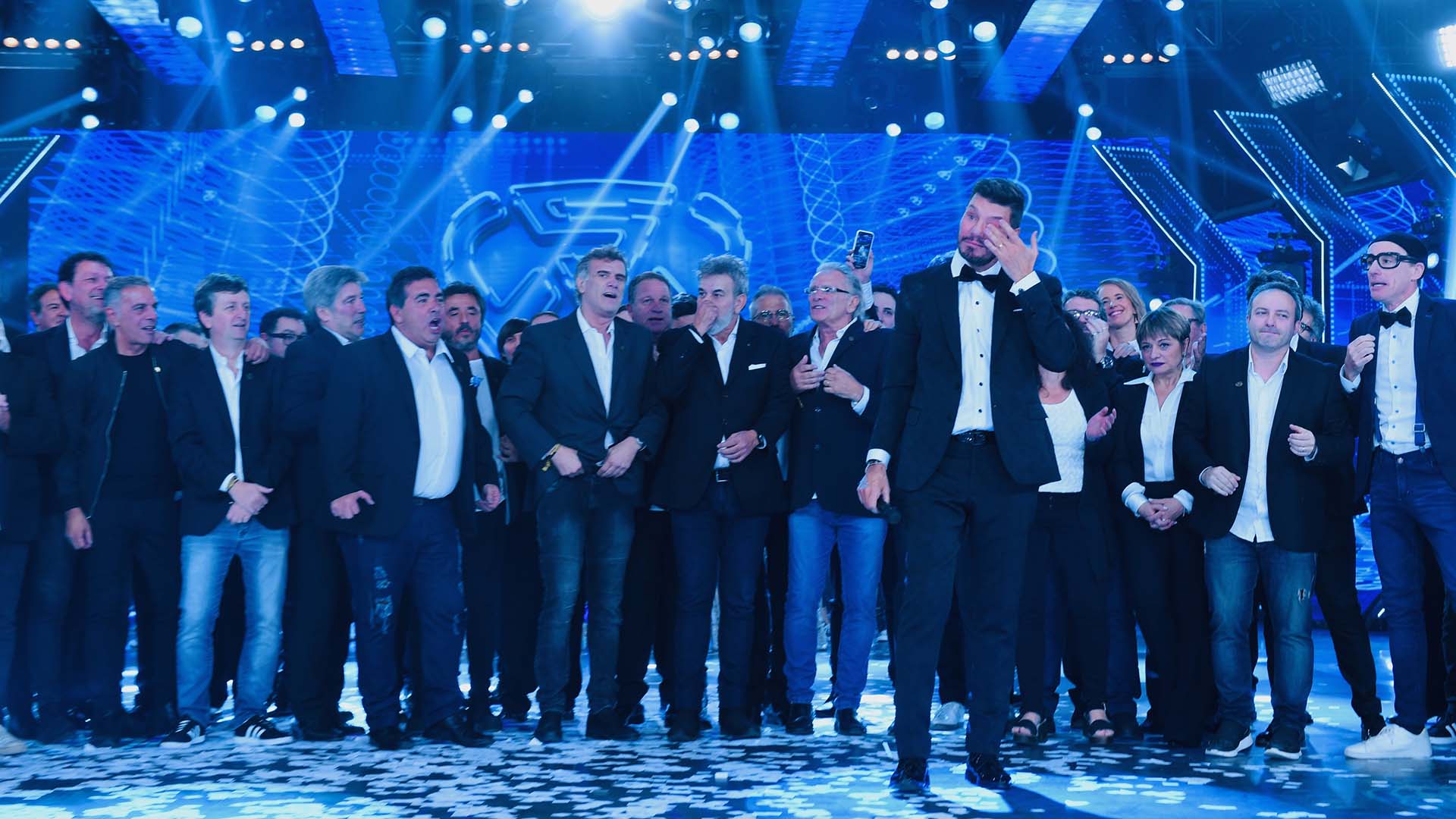 El conductor no pudo contener la emoción, rodeado de quienes lo acompañaron durante estas tres décadas de programa
