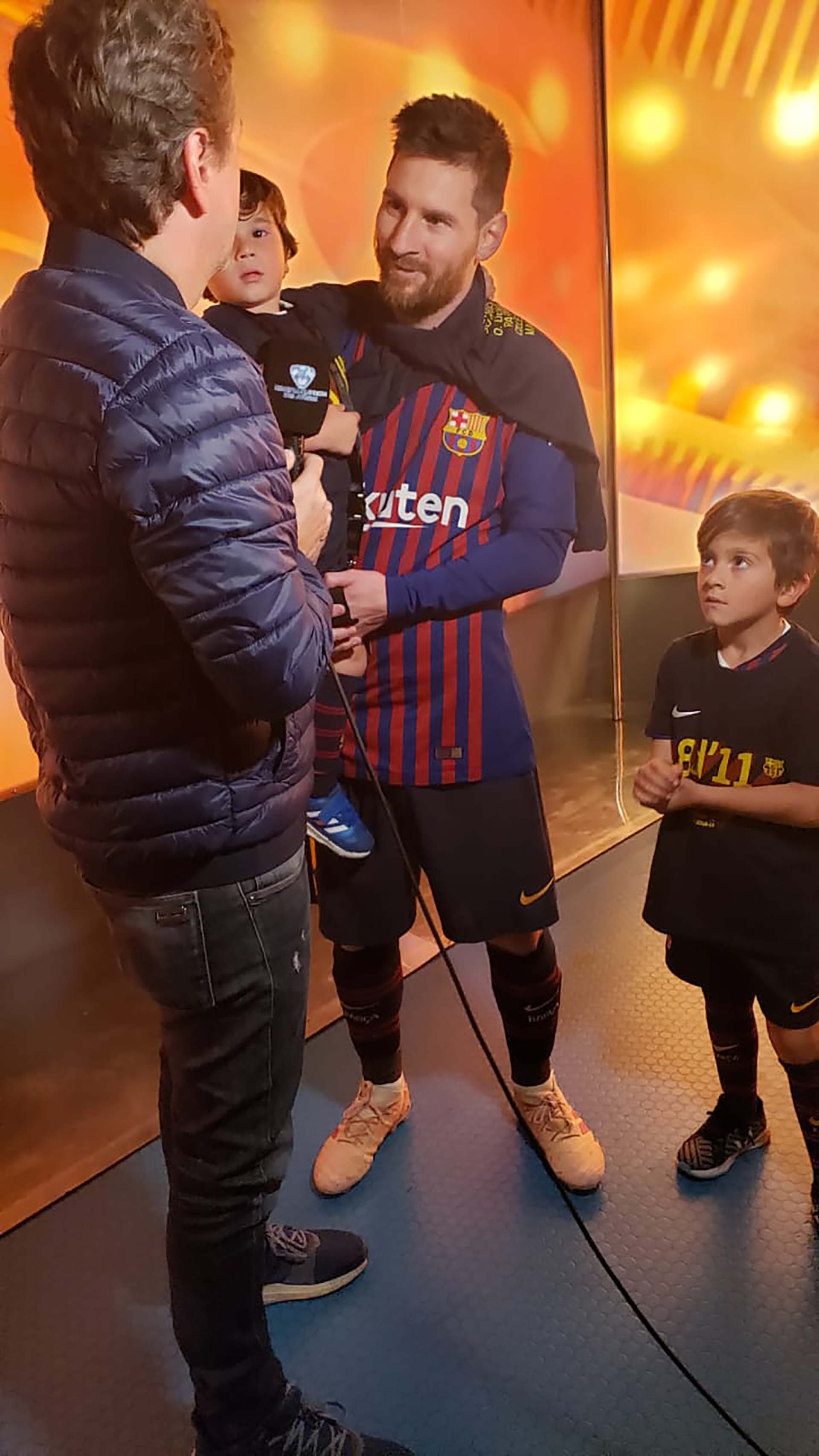 Diego Korol viajó especialmente a Barcelona para estar junto a “La Pulga” y sus hijos