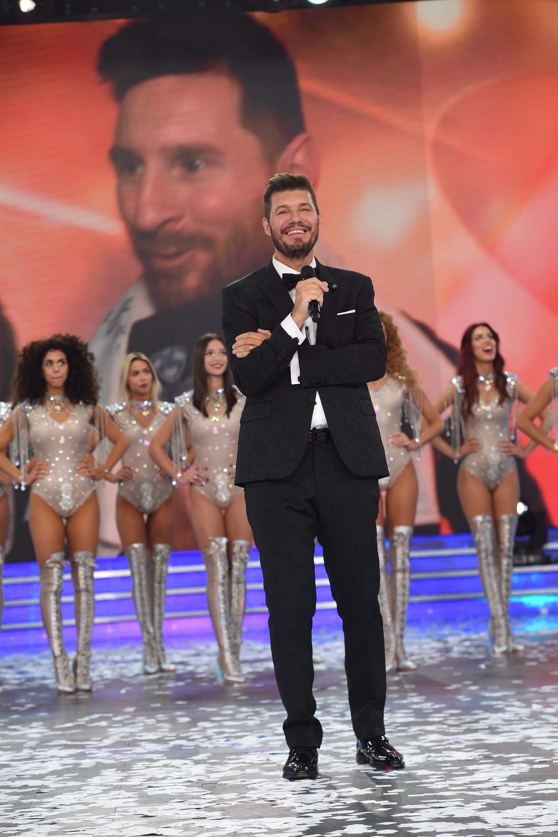 La felicidad de Marcelo Tinelli, con el rostro de Lionel Messi como fondo