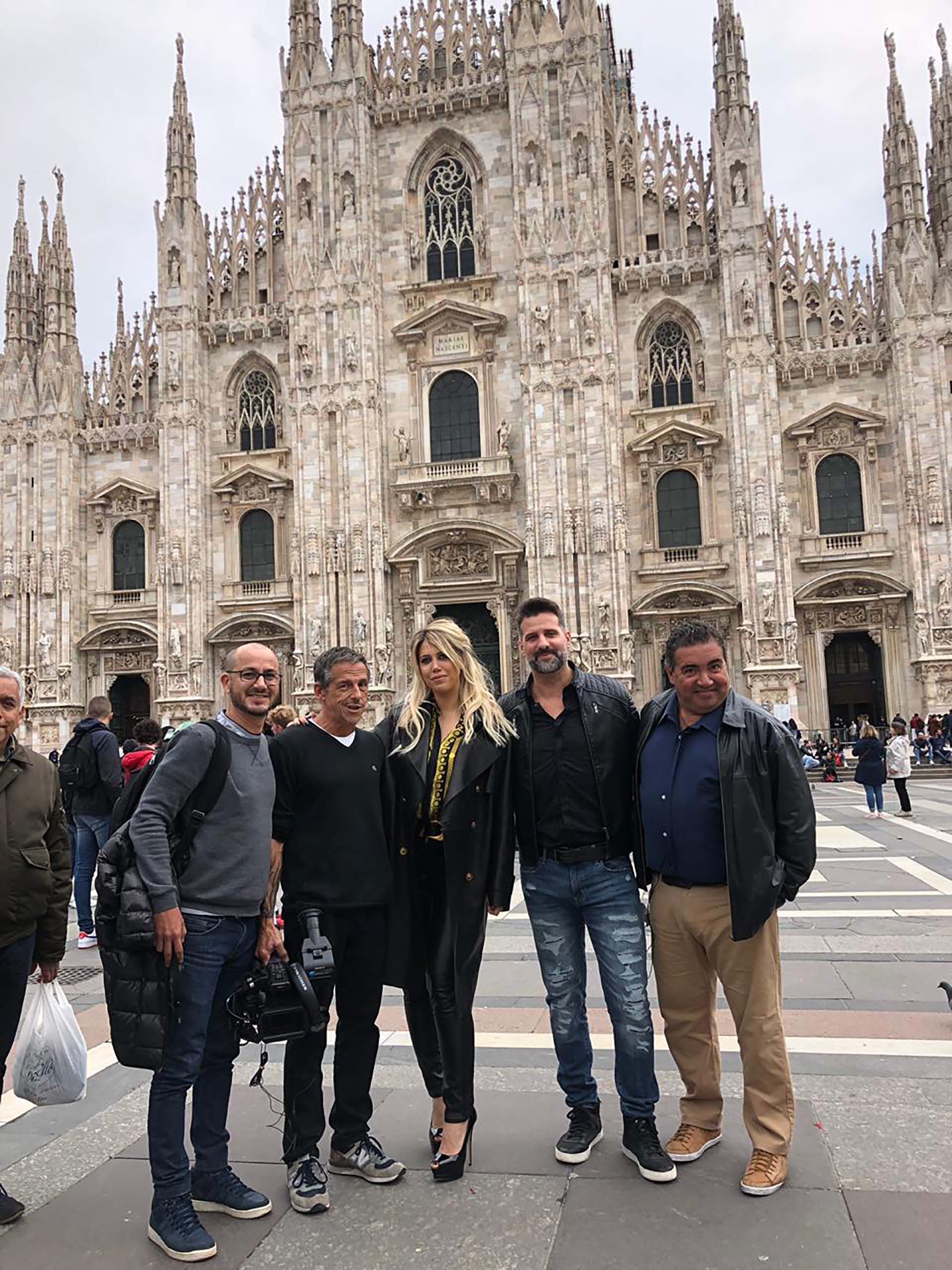 La mujer y representante de Mauro Icardi junto a todo el equipo que viajó a Italia