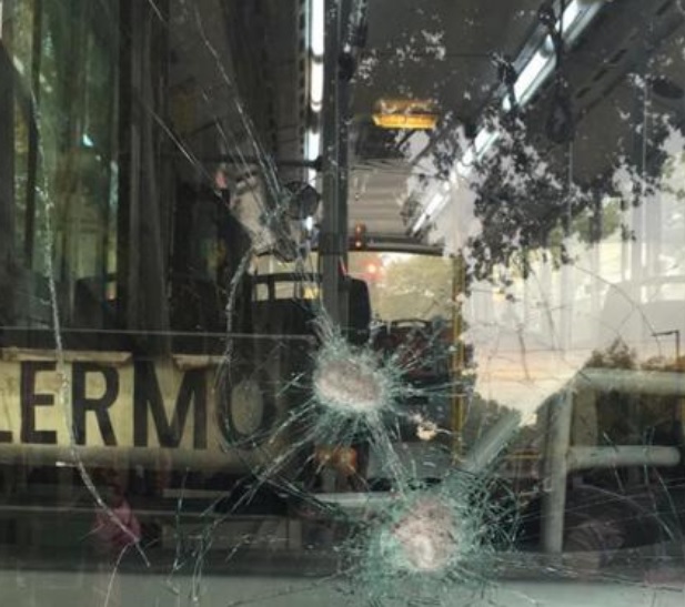 Pasajeros de la línea 10 de colectivos reportaron incidentes durante la mañana de hoy