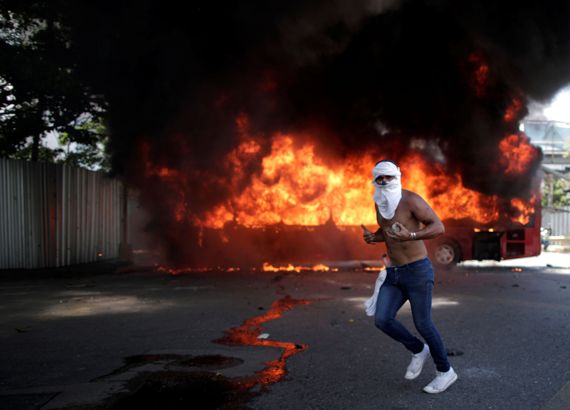Un autobus arde en llamas en el distribuidor Altamira, ruta de acceso a la base donde comenzó la Operación Libertad, y donde la Asamblea Nacional aspira a sesionar
