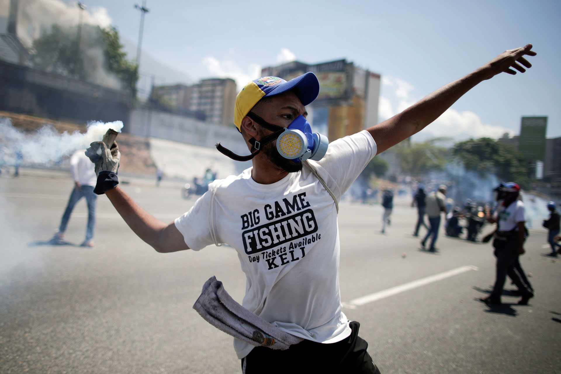 Acompañado del líder opositor Leopoldo López, Guaidó hizo un llamado temprano en la mañana del martes: “Vamos a la calle. Fuerza Armada Nacional a continuar el despliegue hasta que consolidemos el fin de la usurpación que ya es irreversible”