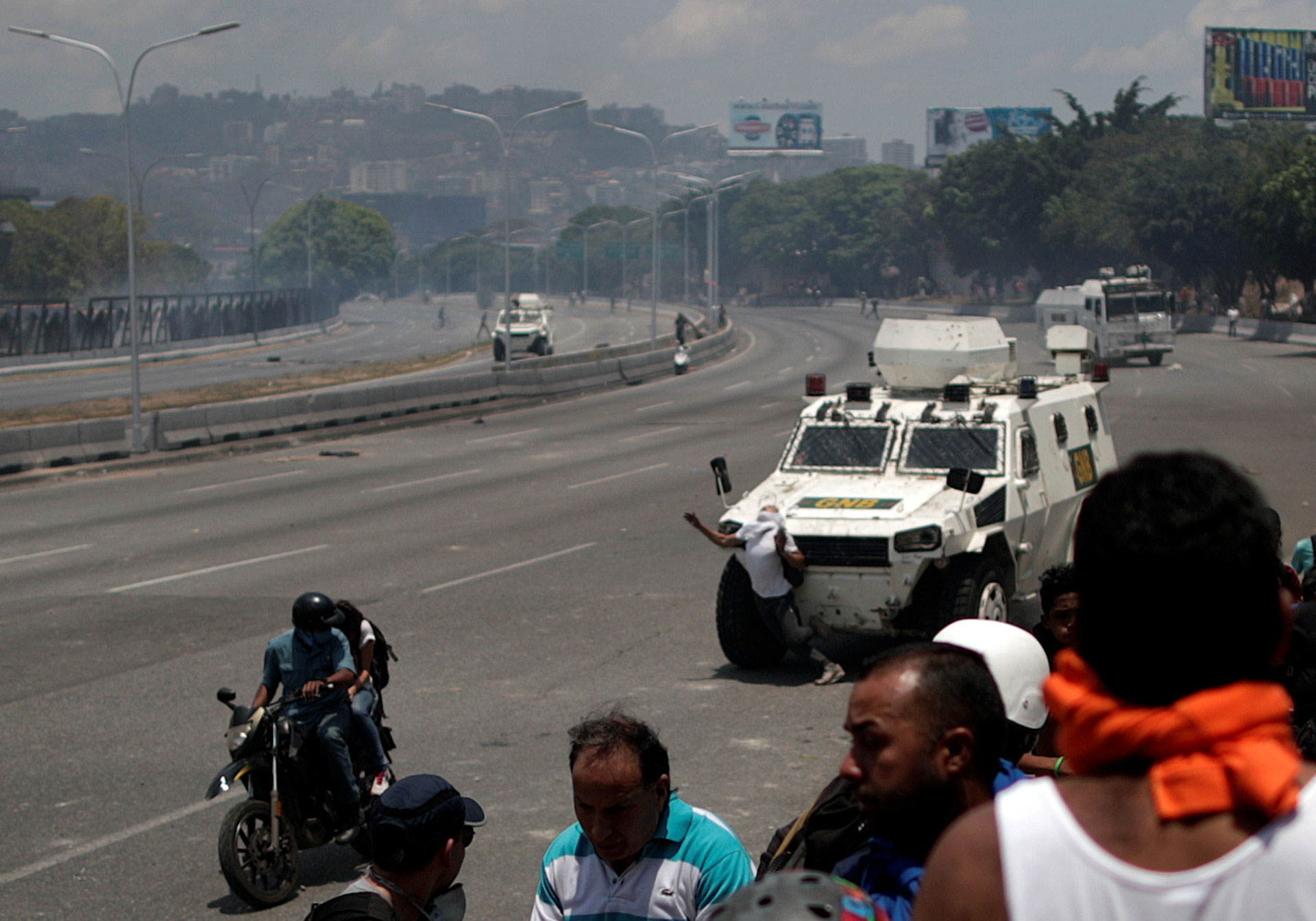 El momento en que un manifestante es atropellado por un vehículo de la Guardia Nacional de Venezuela, a las órdenes del dictador Nicolás Maduro, en los alrededores de la base aérea Generalisimo Francisco de Miranda Airbase “La Carlota”, en Caracas, donde se inició la “Operación Libertad”