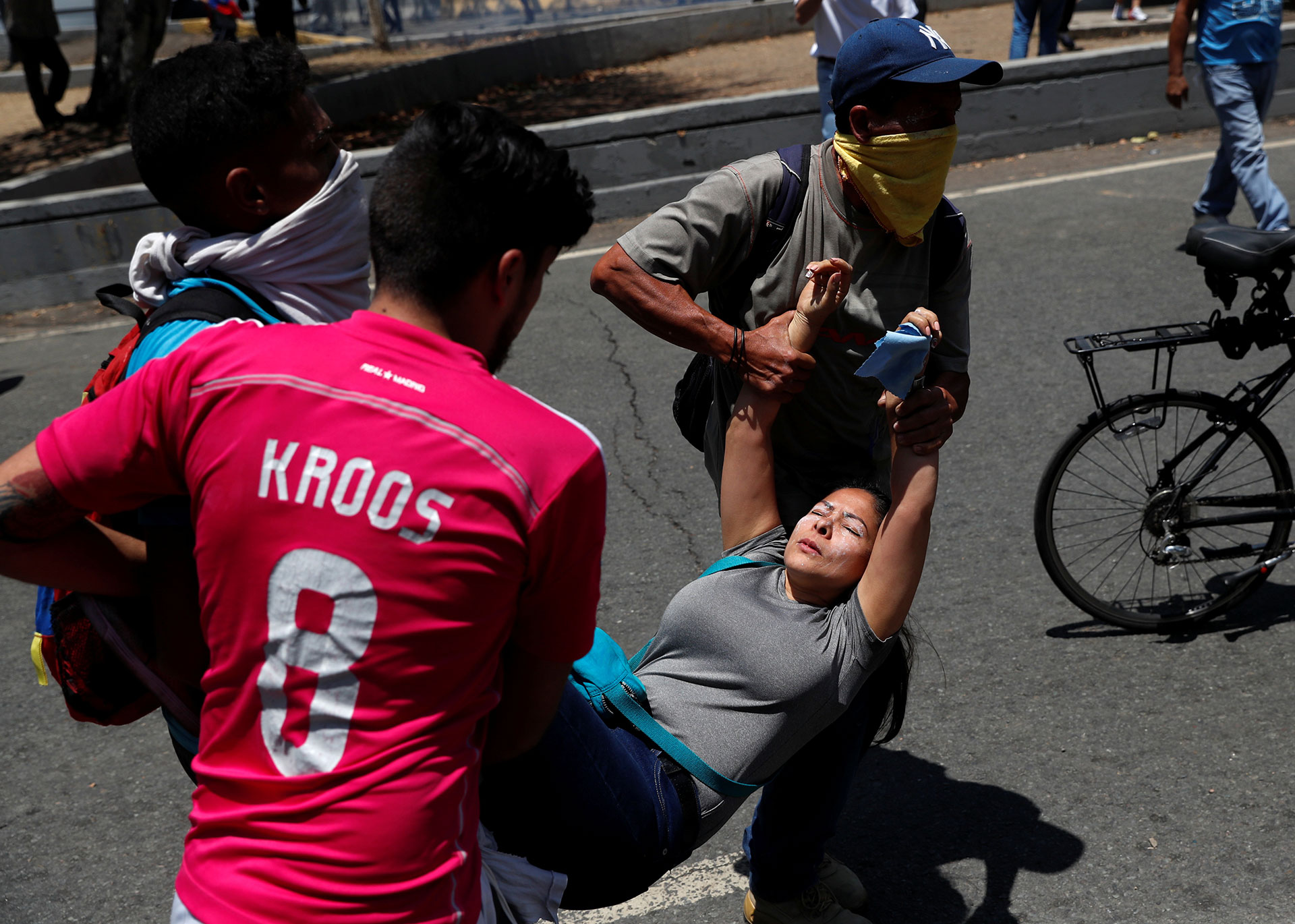En un intento por sofocar las protestas contra la dictadura de Maduro, un vehículo antidisturbios embistió a varios manifestantes cerca de la base aérea