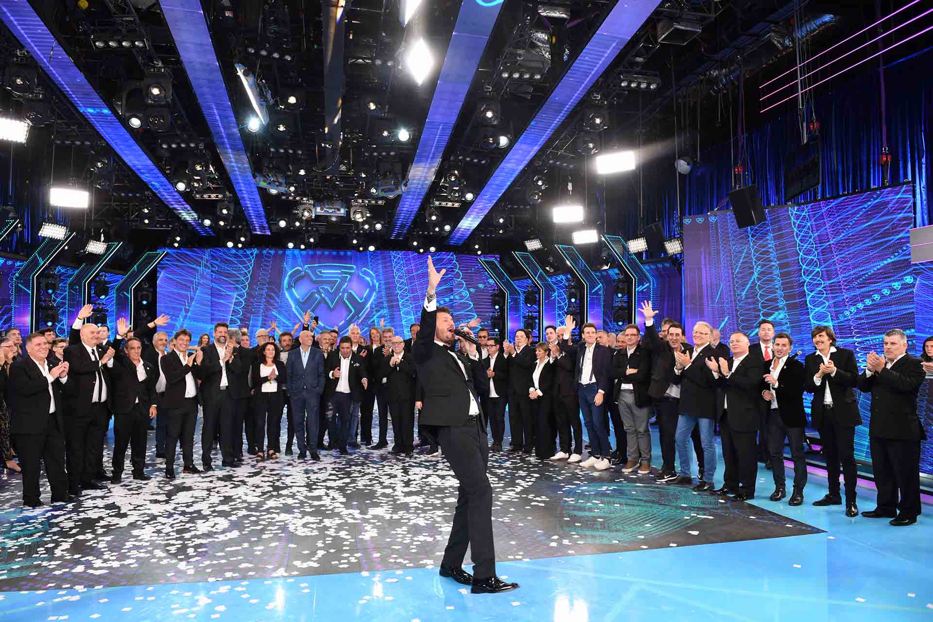 La tele se vistió de fiesta. Marcelo Tinelli dio comienzo a la temporada 30 de ShowMatch, con un emotivo homenaje a las tres décadas del programa en una apertura que fusionó las etapas más representativas del ciclo, desde aquellos comienzos en la medianoche como emisión deportiva hasta los tiempos actuales del “Bailando por un sueño”.