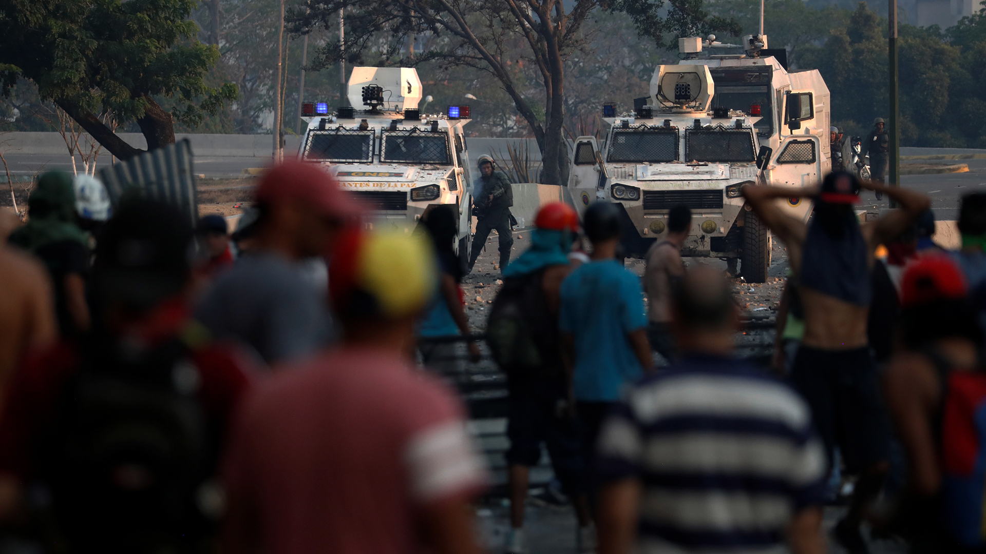 Miembros de la Guardia Nacional de Venezuela enfrentan a manifestantes a favor del presidente interino Juan Guaidó en la noche del martes en Caracas, Venezuela (Foto: REUTERS/Carlos Garcia Rawlins)
