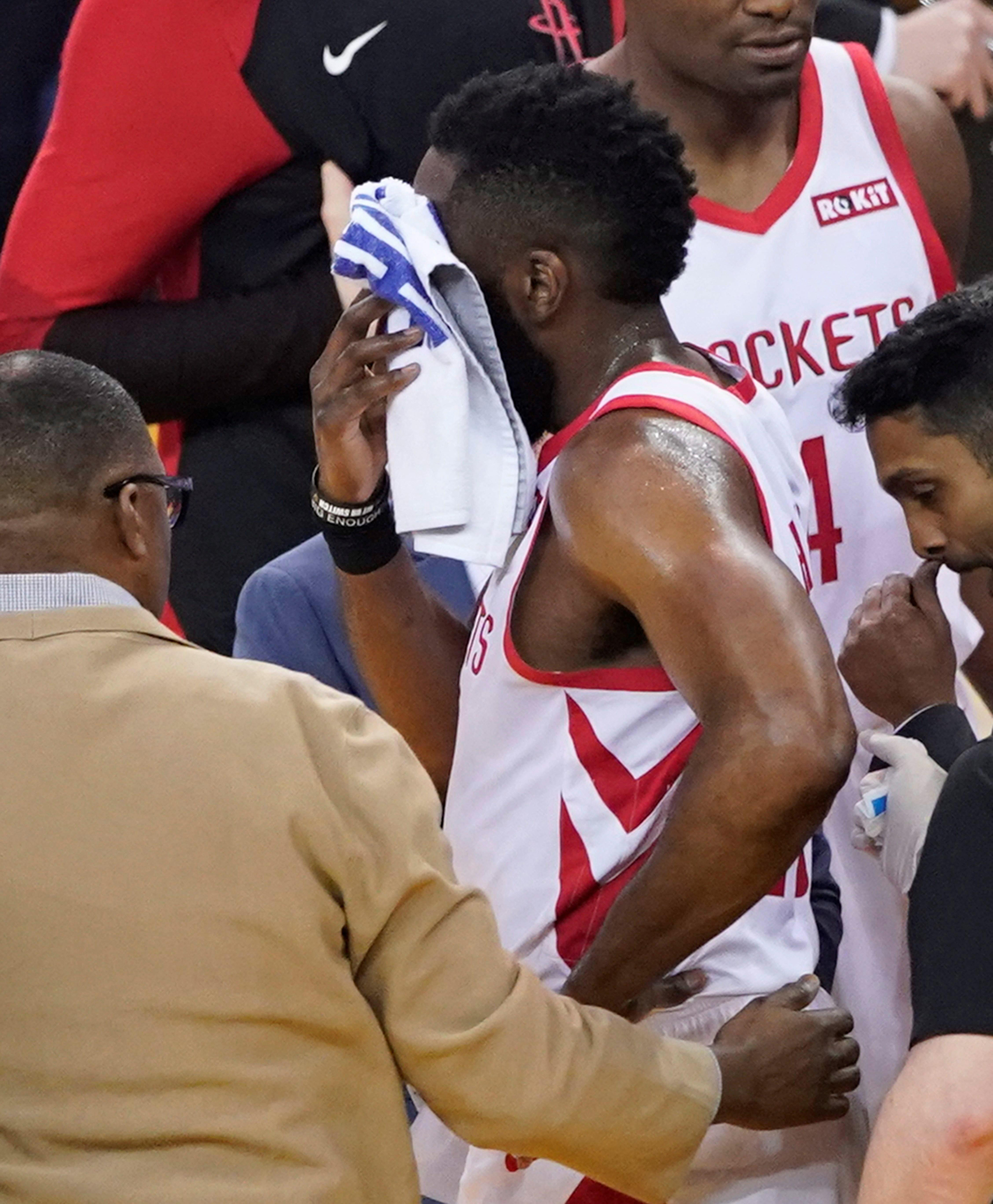 James Harden tuvo que ser atendido por los (EFE)
