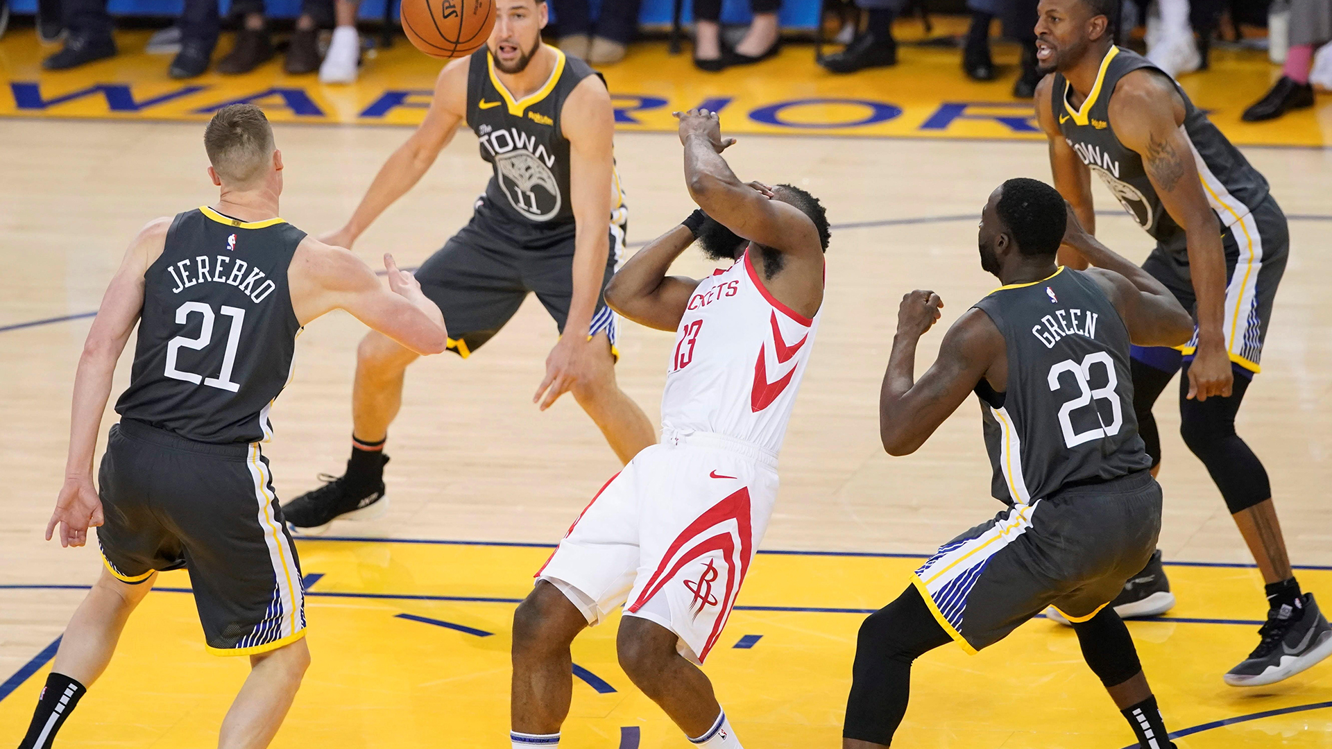 El instante en el que Green golpea con su mano la cara de Harden (EFE)