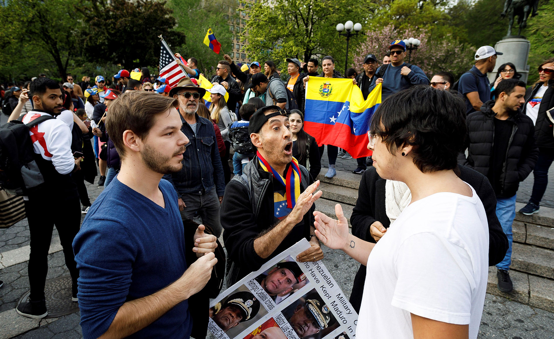 Partidarios del líder opositor venezolano Juan Guaidó discuten sobre política latinoamericana con un transeúnte en Union Square, en Nueva York