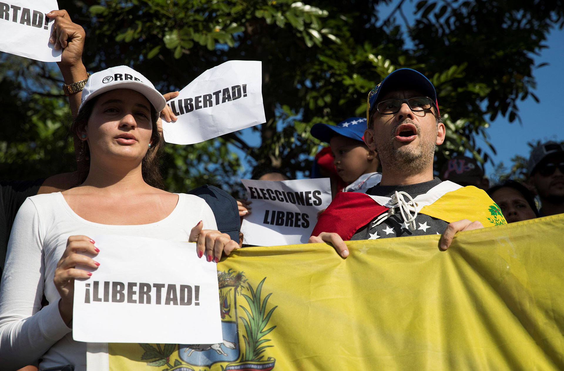 En Santo Domingo, la capital de República Dominicana, simpatizantes de Guaidó se concentraron el martes frente a la embajada de Venezuela para expresar su apoyo al movimiento que salió a las calles venezolanas en búsqueda de poner fin al Gobierno de Nicolás Maduro