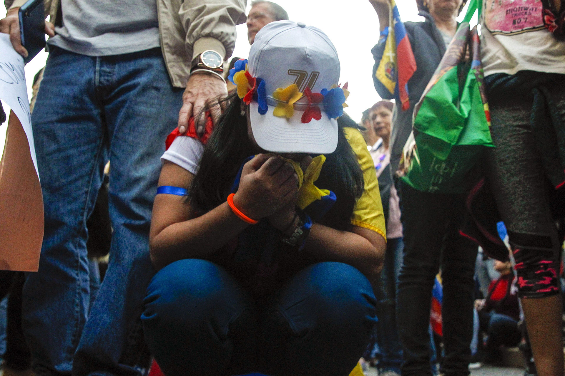 Alrededor de 500 personas cantaron el himno venezolano en plena plaza Baquedano de Santiago de Chile