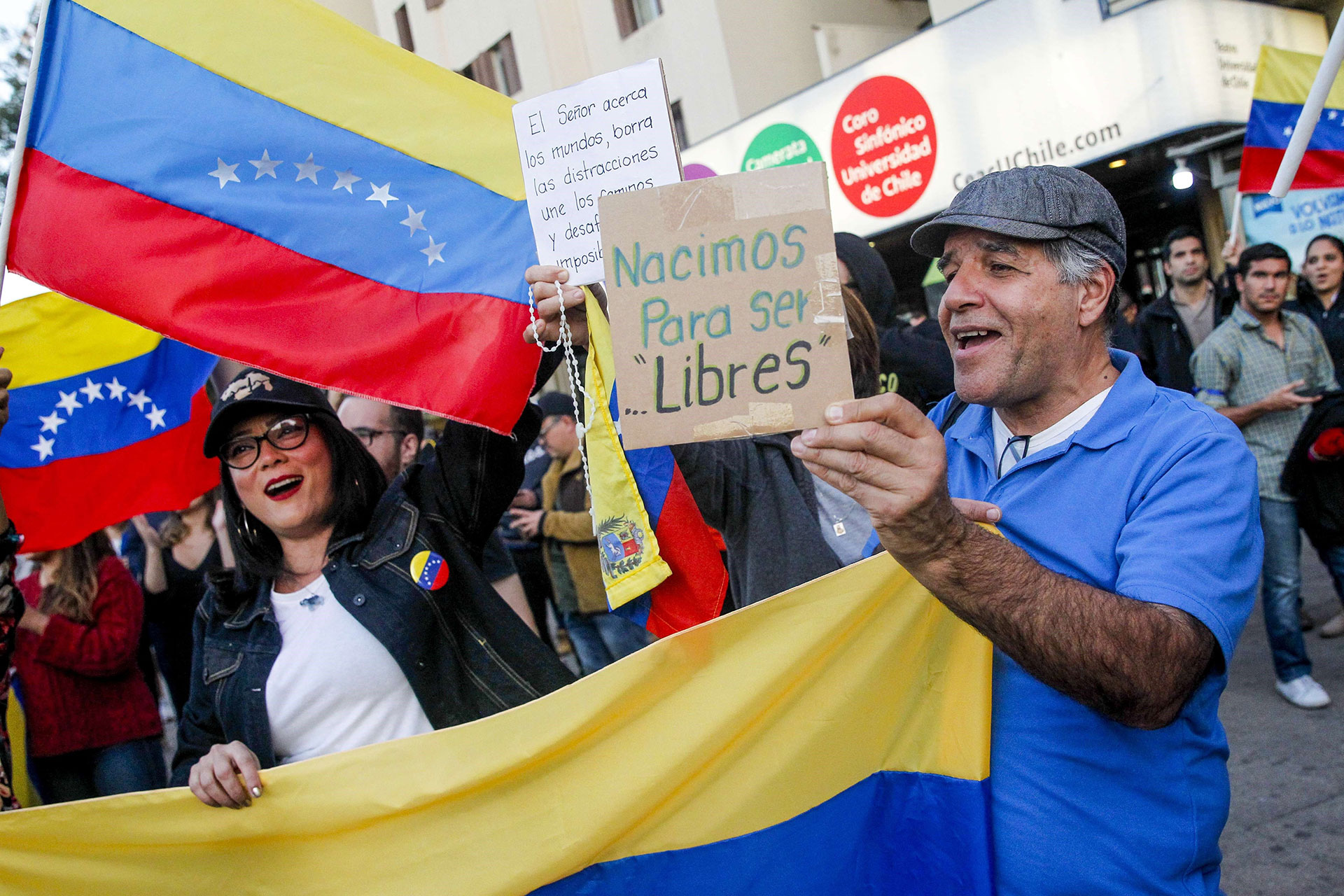 Venezolanos en Chile apoyaron al jefe del Parlamento venezolano, Juan Guaidó, reconocido por medio centenar de países como presidente interino