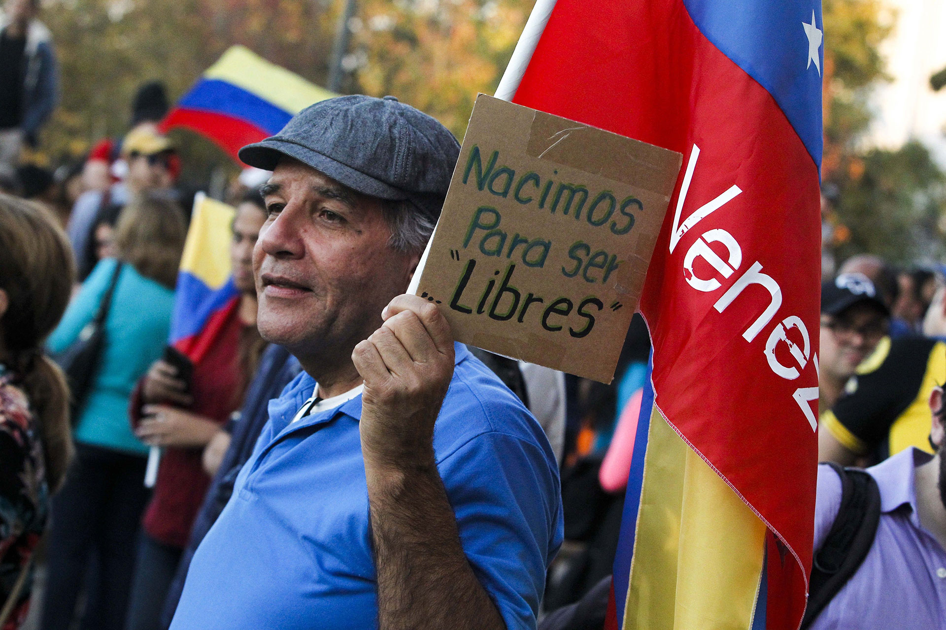 Venezolanos también se manifestaron en apoyo a Guaidó en la Plaza Baquedano de Santiago de Chile