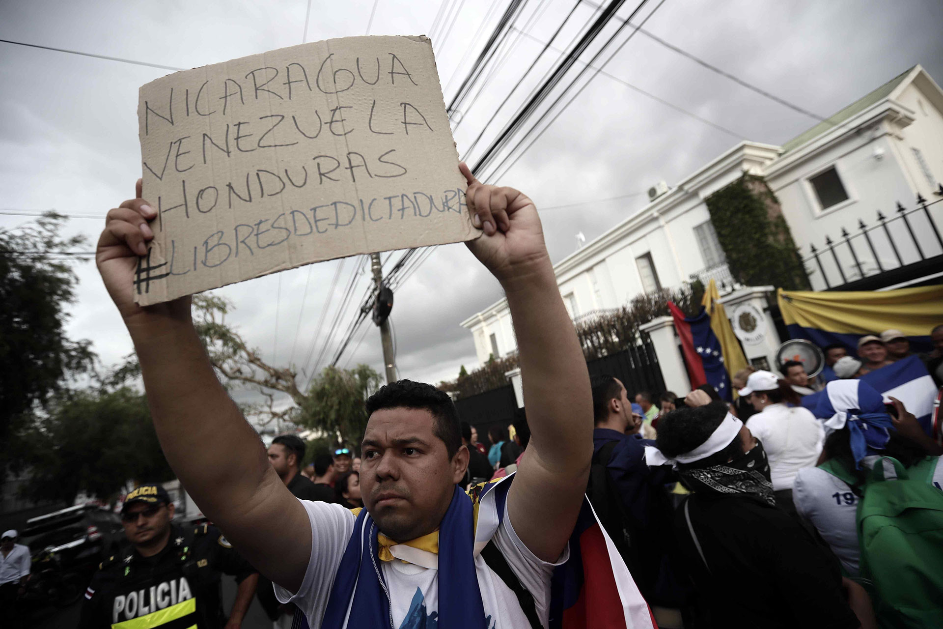 Un manifestante en San José, Costa Rica, exigió cambios de gobiernos en Nicaragua, Venezuela y Honduras