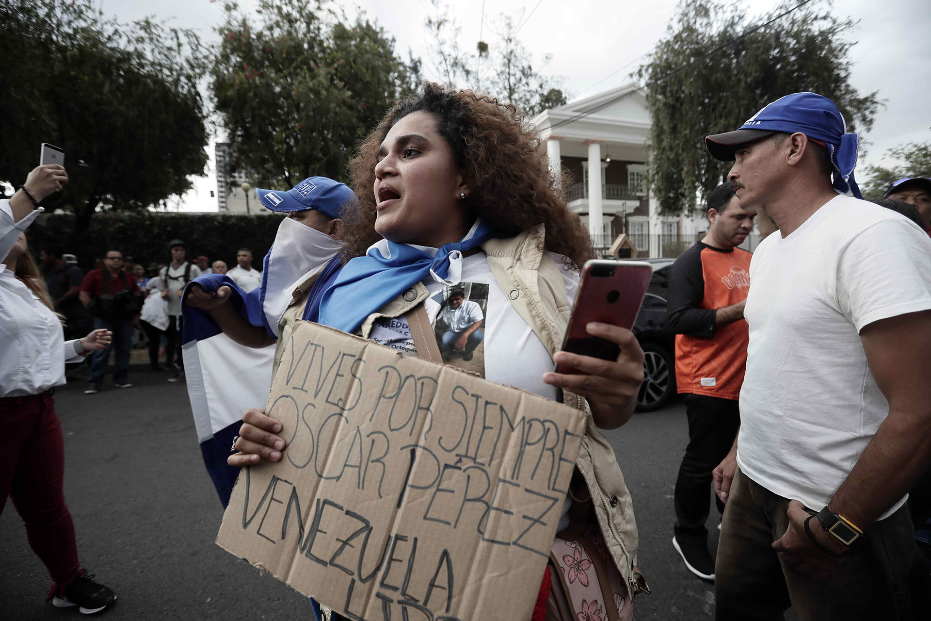 “Vives por siempre, Óscar Pérez. Venezuela libre”, señaló una manifestante en Costa Rica en alusión al policía venezolano que se rebeló contra Maduro y fue asesinado en una emboscada de tropas chavistas el 15 de enero de 2018