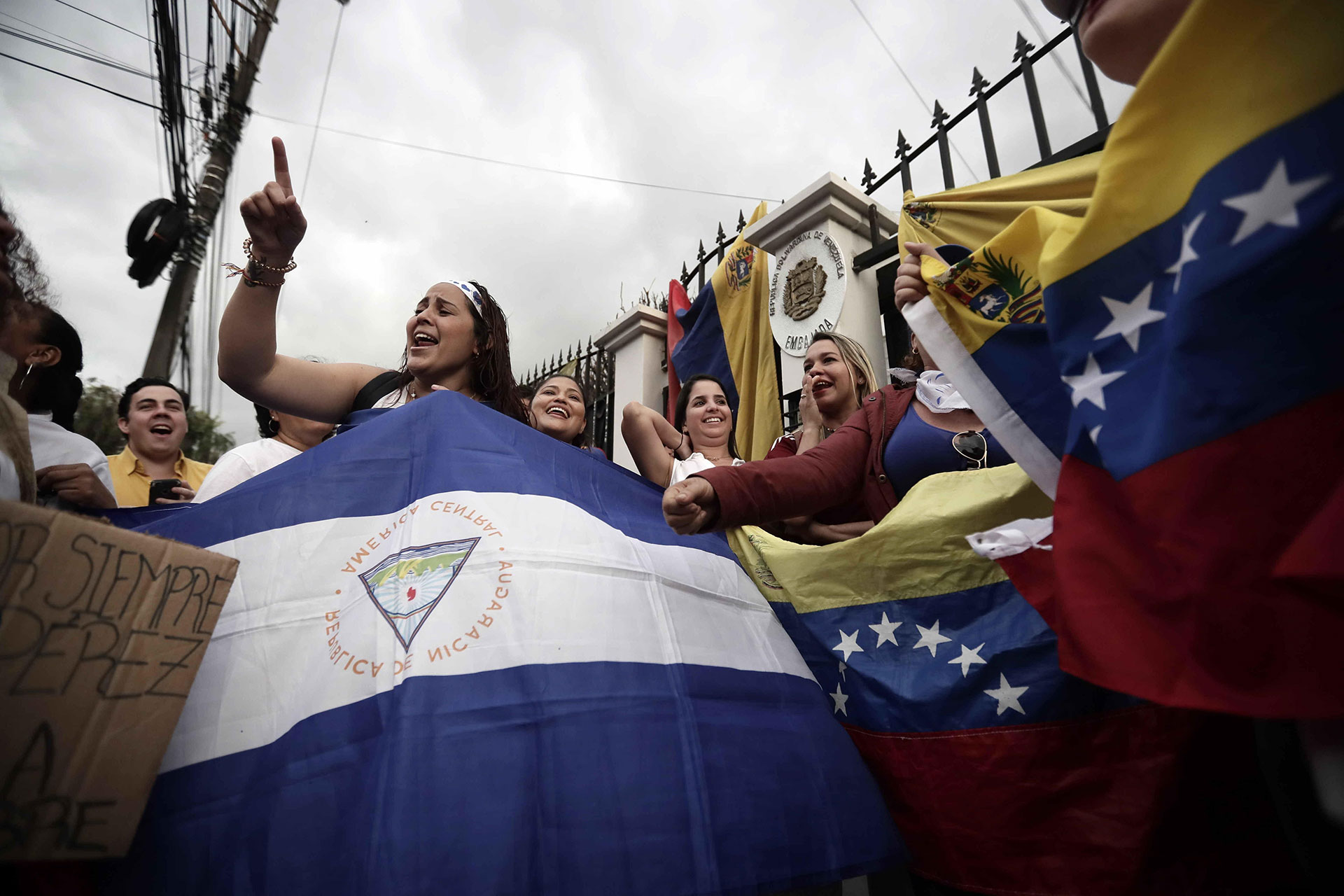 Decenas de personas entre ellos venezolanos y nicaragüenses se reunieron el martes en la embajada de Venezuela en San José, Costa Rica, para mostrar su apoyo a Guaidó, quien llamó a volcarse a las calles para exigir el cese del Gobierno de Nicolás Maduro