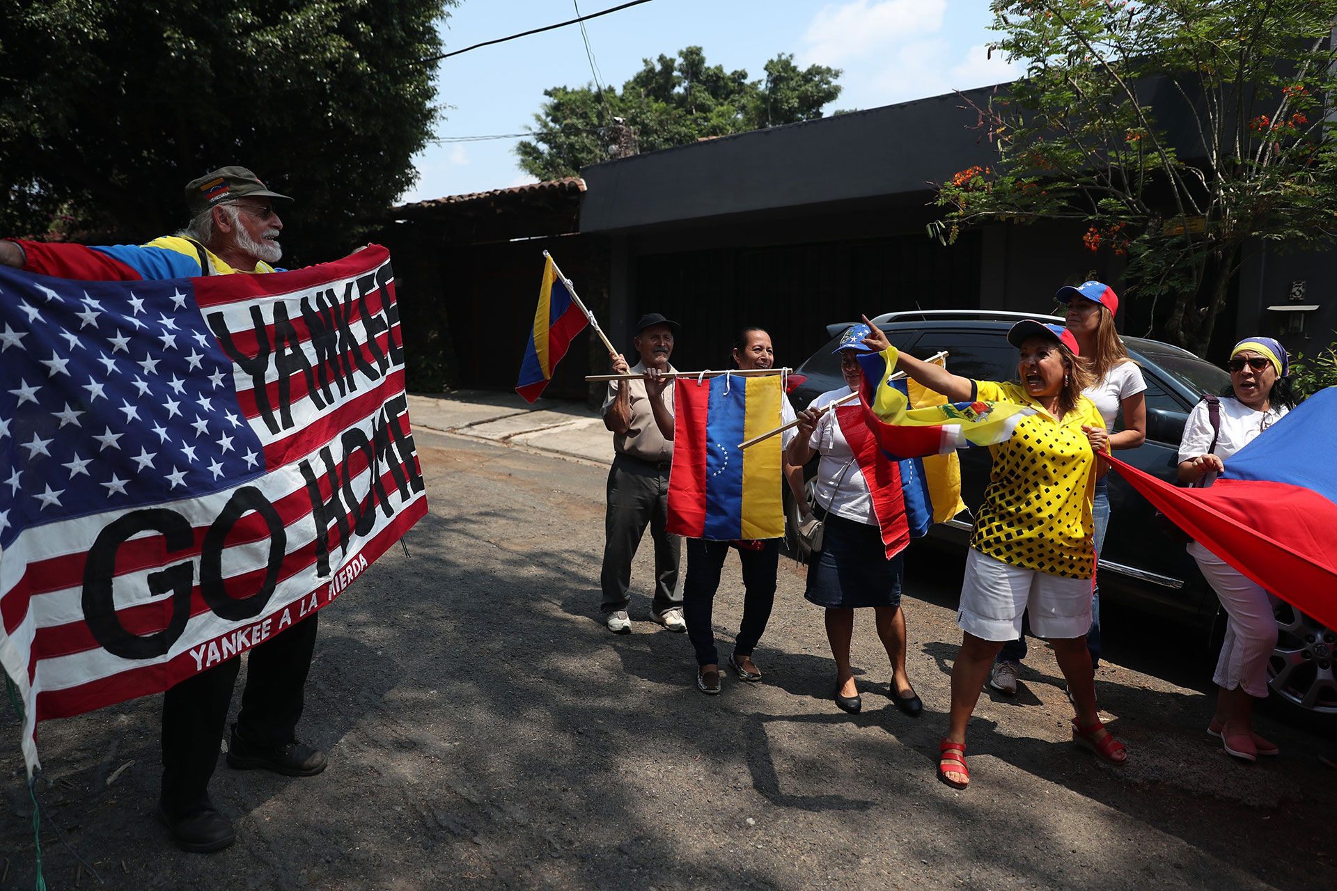 En San Salvador, un grupo de venezolanos discute con un simpatizante del Gobierno de Nicolás Maduro durante una concentración a las afueras de la embajada de Venezuela en la capital salvadoreña por la movilización en Caracas de Juan Guaidó junto al también opositor Leopoldo López y militares sublevados contra el chavismo