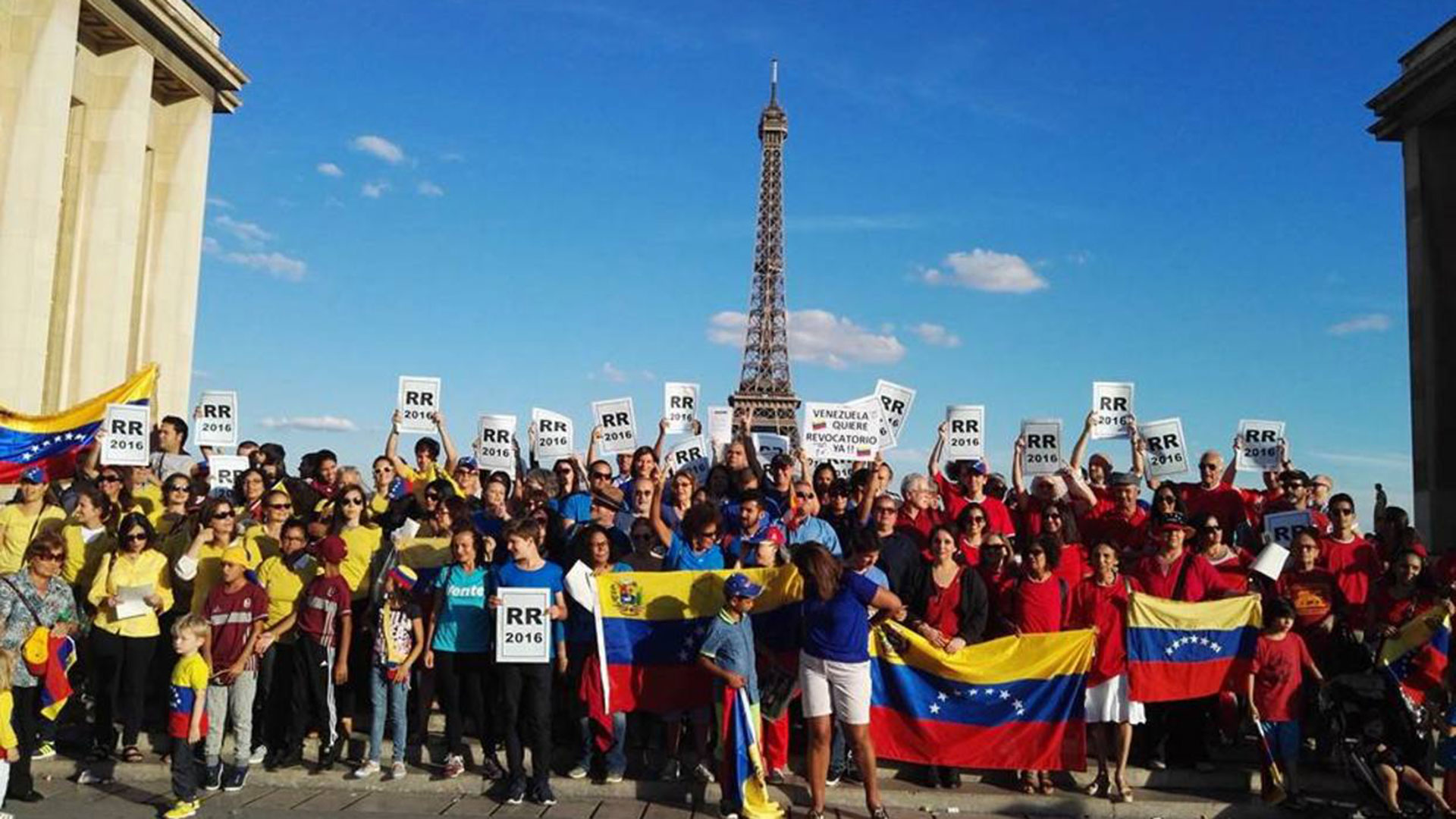 Venezolanos en París se expresaron a favor de la Operación Libertad, encabezada por el presidente interino Juan Guaidó, contra el régimen de Nicolás Maduro