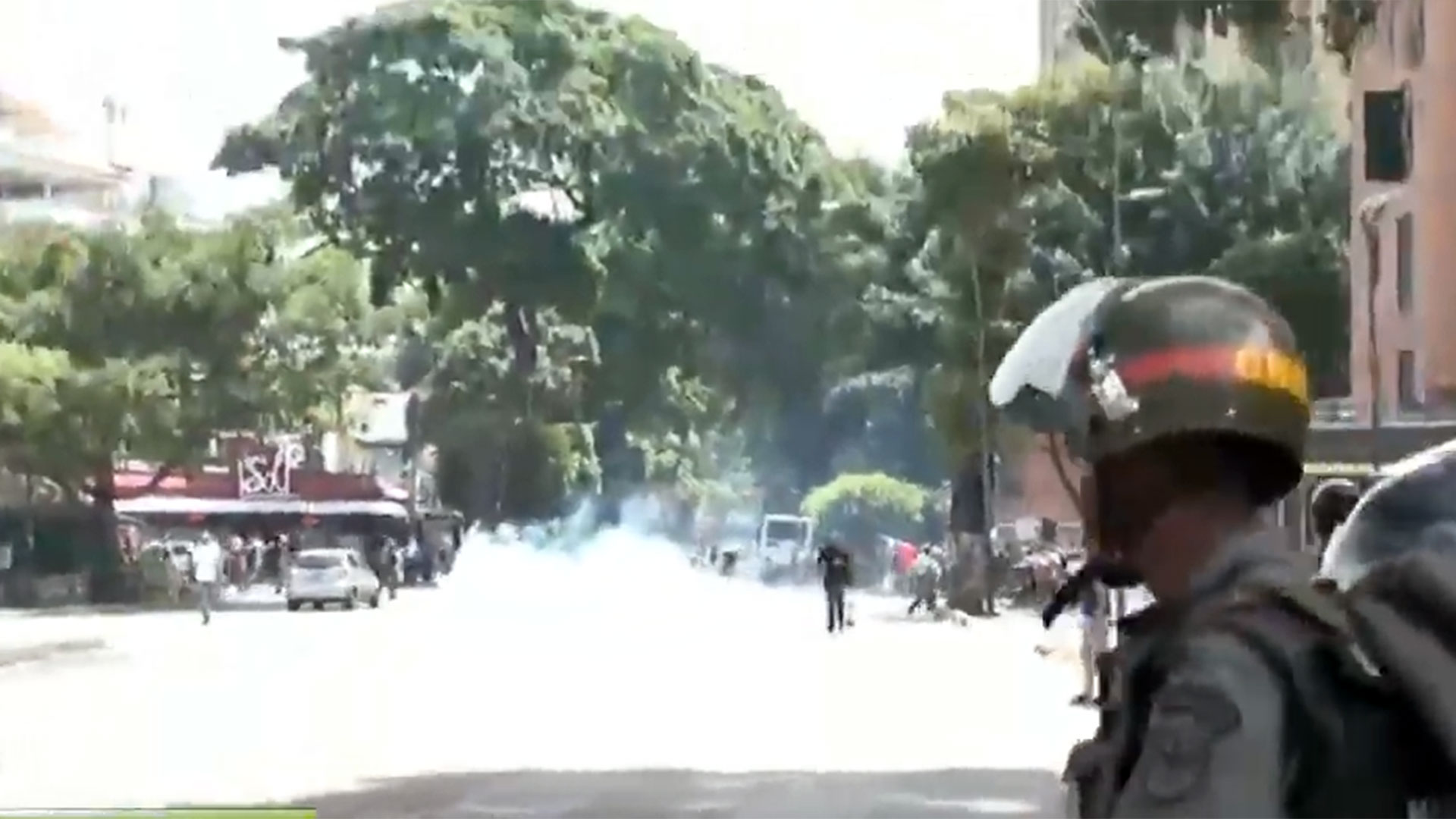 Miembros de la Guardia Nacional Bolivariana reprimiendo en Caracas