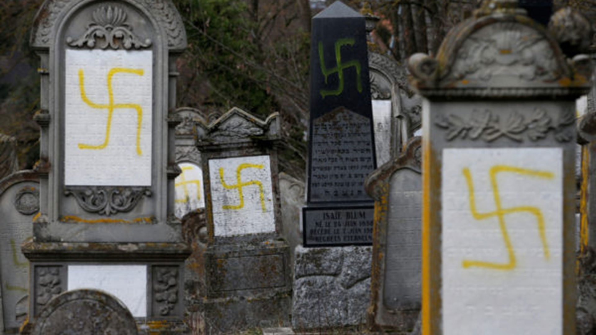Las tumbas profanadas con esvásticas se ven en el cementerio judío de Quatzenheim, cerca de Estrasburgo, Francia, el 19 de febrero de 2019. REUTERS/Vincent Kessler
