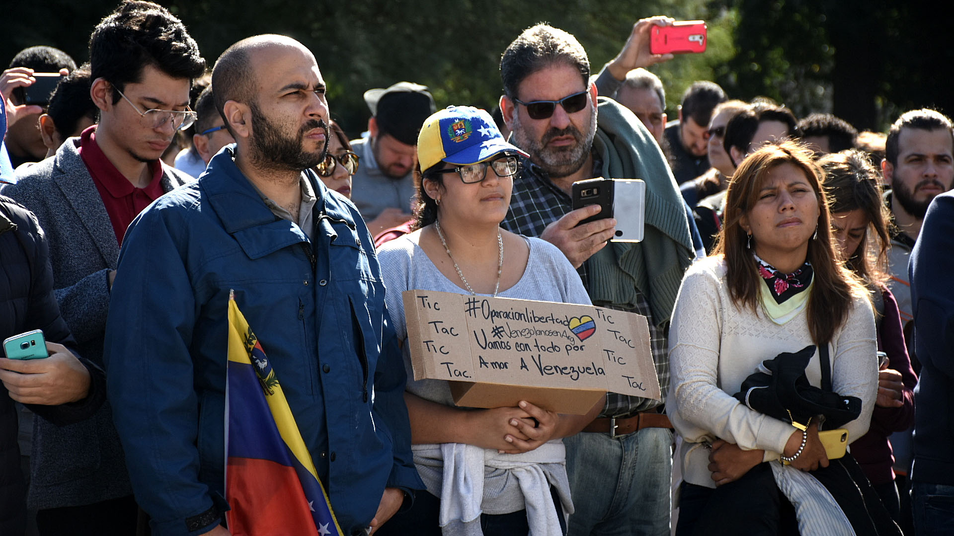 “Vamos con todo por amor a Venezuela”, manifestó una mujer entre la multitud en Parque Rivadavia, en Buenos Aires