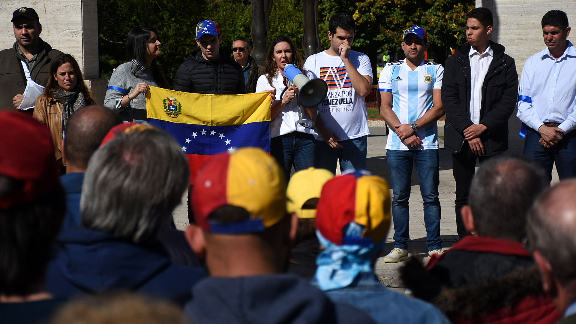 Decenas de venezolanos se reunieron en el Parque Rivadavia de Buenos Aires en un gesto de apoyo a la Operación Libertad iniciada por Guaidó en Venezuela