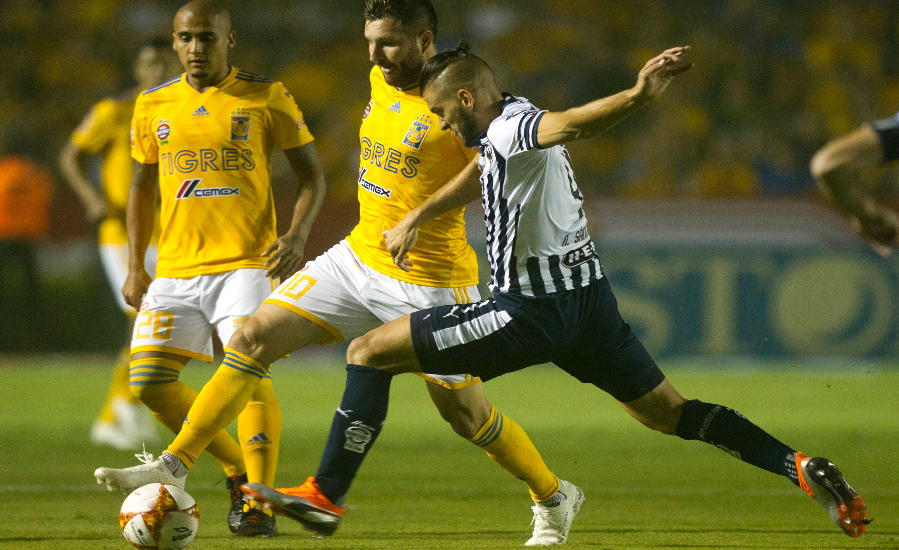 Gignac disputa el balón con el defensor argentino Nicolás Sánchez, capitán de Monterrey (Foto: Cuartoscuro)