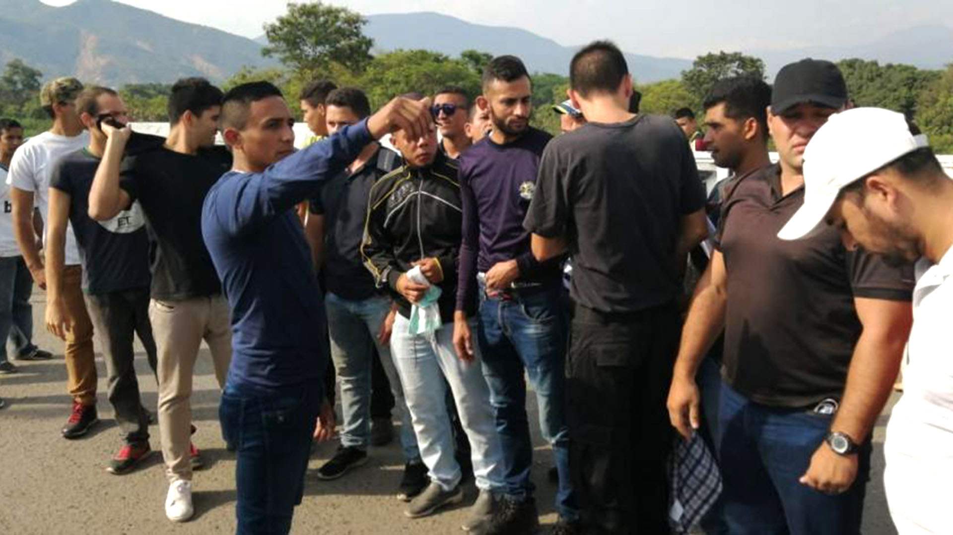 Un grupo de 15 desertores del Ejército de Venezuela se concentraron en la frontera, en Colombia, para unirse a las movilizaciones.