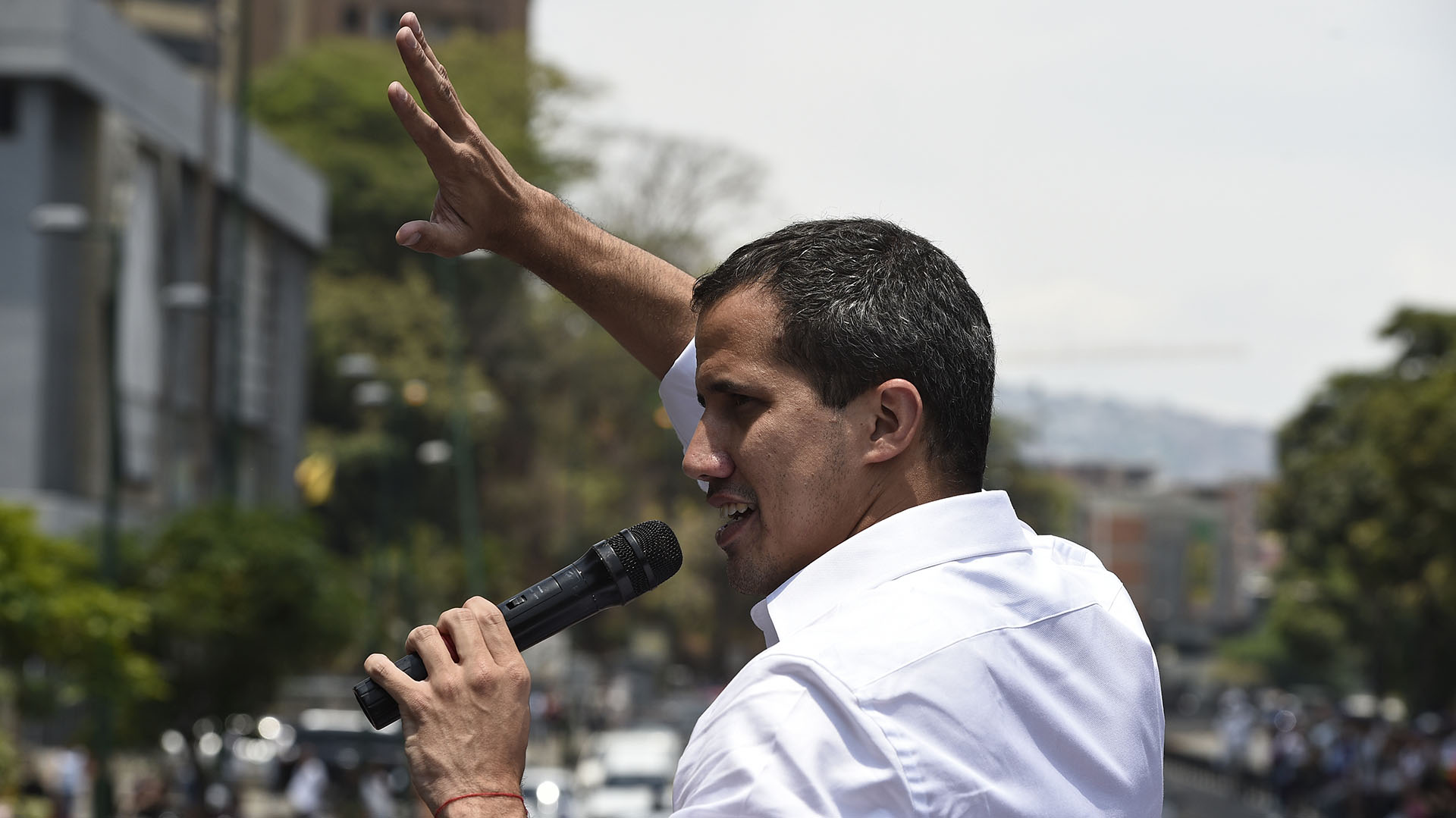 Guaidó advirtió que la oposición sigue “con fuerza” para terminar con la dictadura de Maduro (Photo by Federico PARRA / AFP)