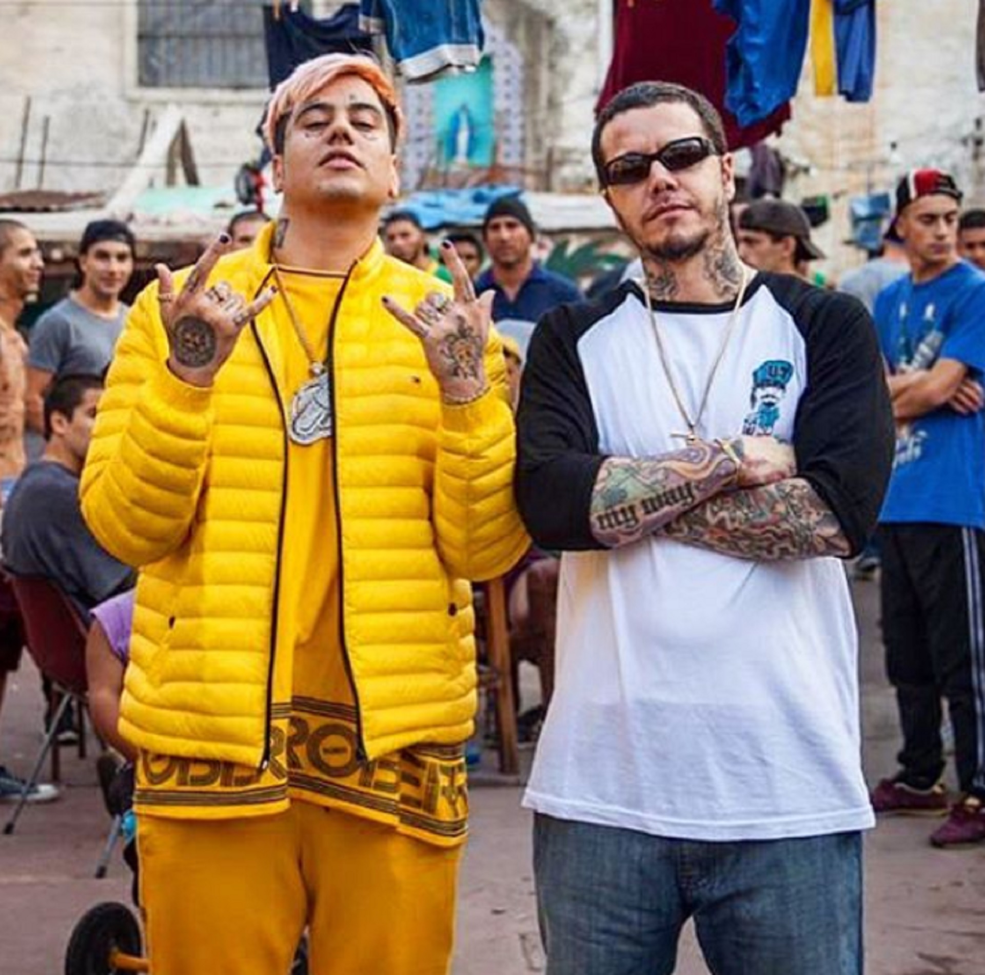 Duki y Sebastián Ortega en la filmación de “El Marginal 3”. Cada uno con su estilo de siempre (Instagram)