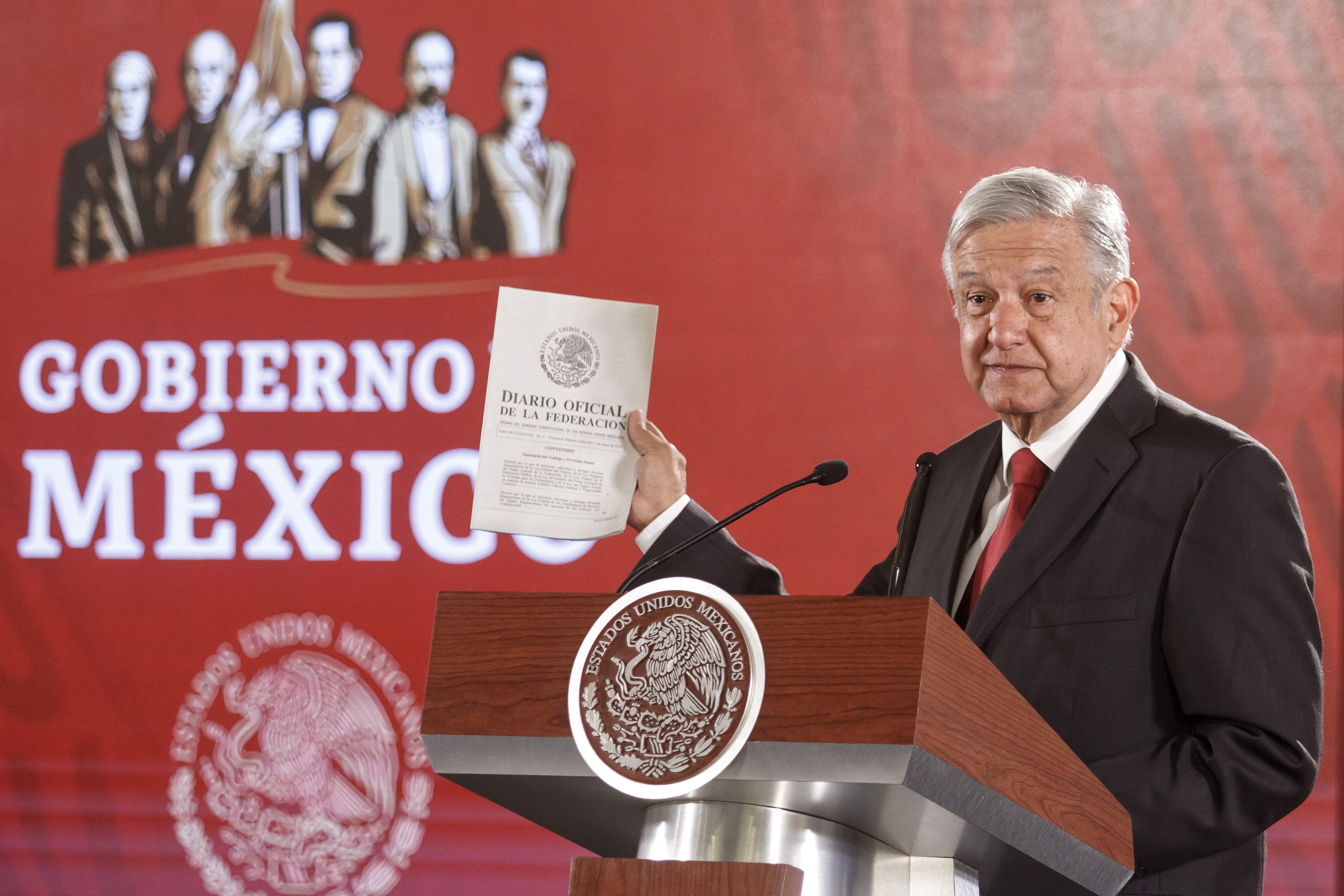 CIUDAD DE MÉXICO, 01MAYO2019.- El presidente Andrés Manuel López Obrador, acompañado de Luisa María Alcalde, secretaria del Trabajo, y Zoe Robledo, subsecretario de Gobernación, durante la conferencia “mañanera” de este miércoles. FOTO: ISAAC ESQUIVEL /CUARTOSCURO