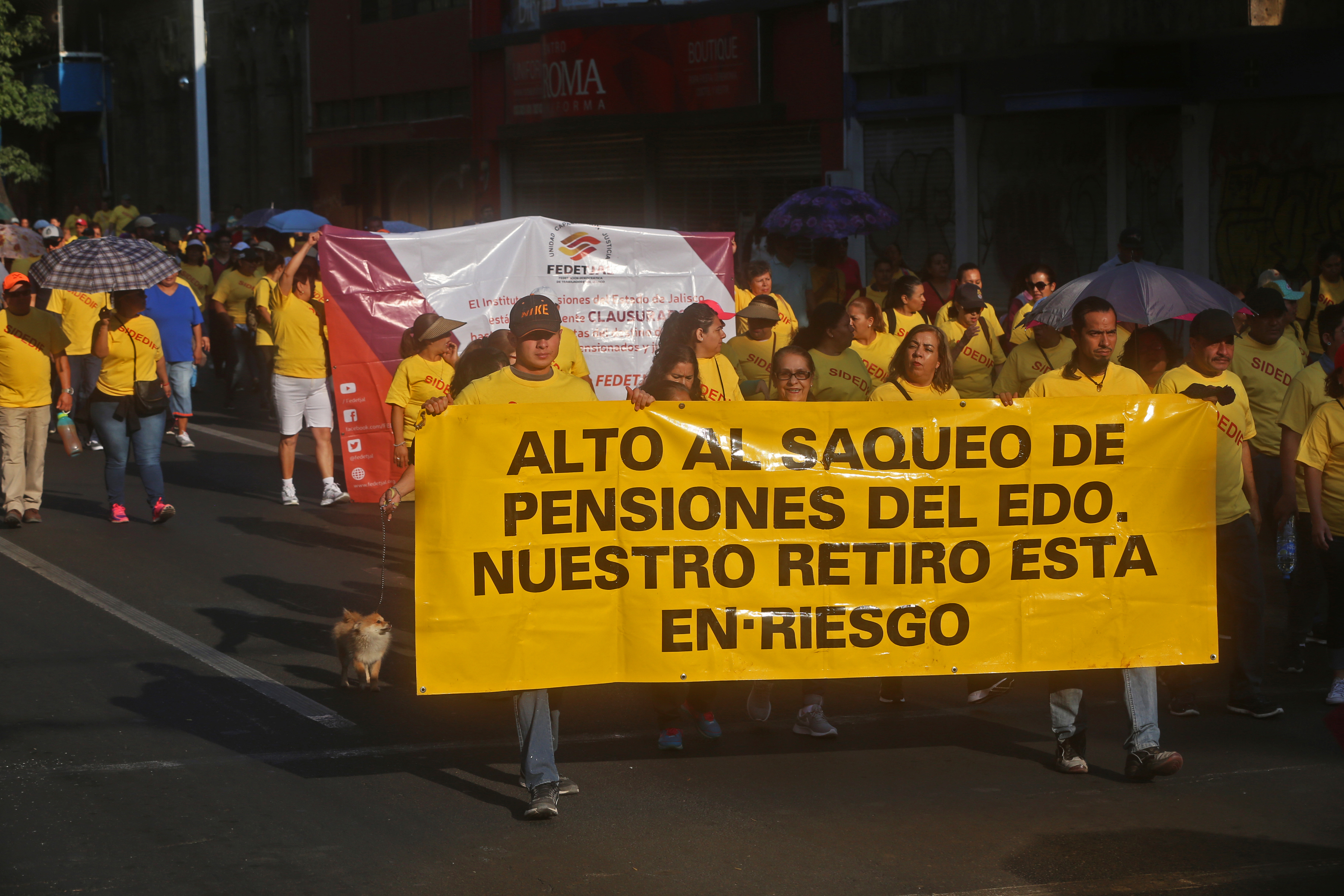 GUADALAJARA, JALISCO, 01MAYO2019.- Diversos grupos de trabajadores de varias dependencias de gobierno, salieron esta mañana a marchar para conmemorar el Día del Trabajo en el estado, fue de distintos puntos de la ciudad y en distintos horarios pero la mayoría con un mismo destino el centro de la metrópoli y un objetivo claro, levantar la voz en pro de sus derechos laborales en este día de asueto.FOTO: FERNANDO CARRANZA GARCIA / CUARTOSCURO