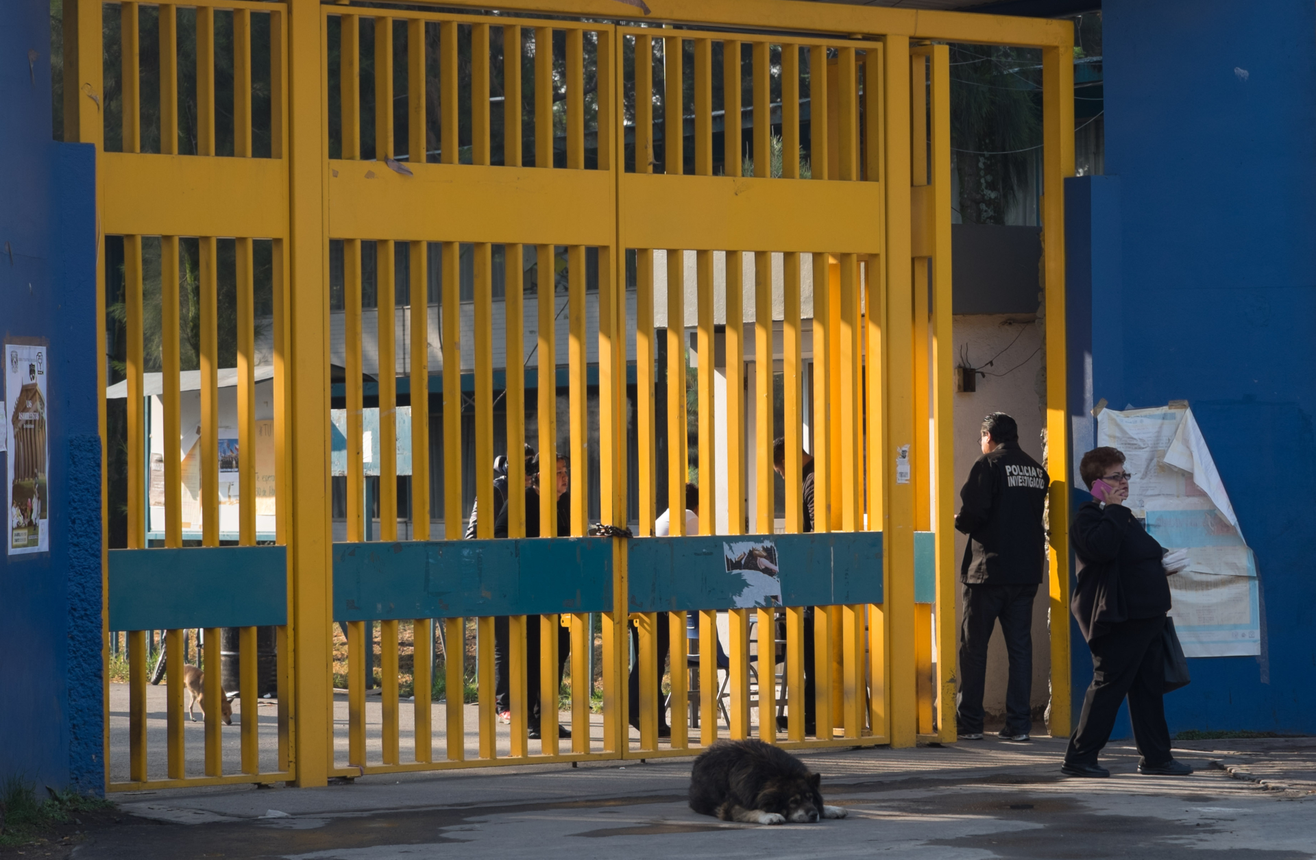 CIUDAD DE MÉXICO, 30ABRIL2019.- El plantel CCH Oriente de la Universidad Autónoma de México (UNAM), permanece cerrado debido al feminicidio ocurrido el día de ayer de la alumna Aideé Mendoza Jerónimo de 18 años, en un salón de clases que se ubica en el edificio P. Por la mañana, Policía de Investigación entró a revisar las instalaciones y estudiantes convocaron a una Asamblea para expresar los puntos del pliego petitario los cuales manifiestan el esclarecimiento del caso, mayor seguridad en el plantel, la renuncia de Víctor Efrain Terrazas, director del plantel, así como la de Benjamín Barajas Celis, director general de CCH, para hacerlo llegar a la jefa de Gobierno, Claudia Sheinbaum. Se dividieron en comisiones para ir a las diferentes facultades en Ciudad Universitaria para convocar a los estudiantes a otra Asamblea el próximo jueves a la 1. En memoria de Aideé, colocaron letreros y un pequeño altar en la entrada de CCH Oriente. FOTO: GRACIELA LÓPEZ /CUARTOSCURO.COM