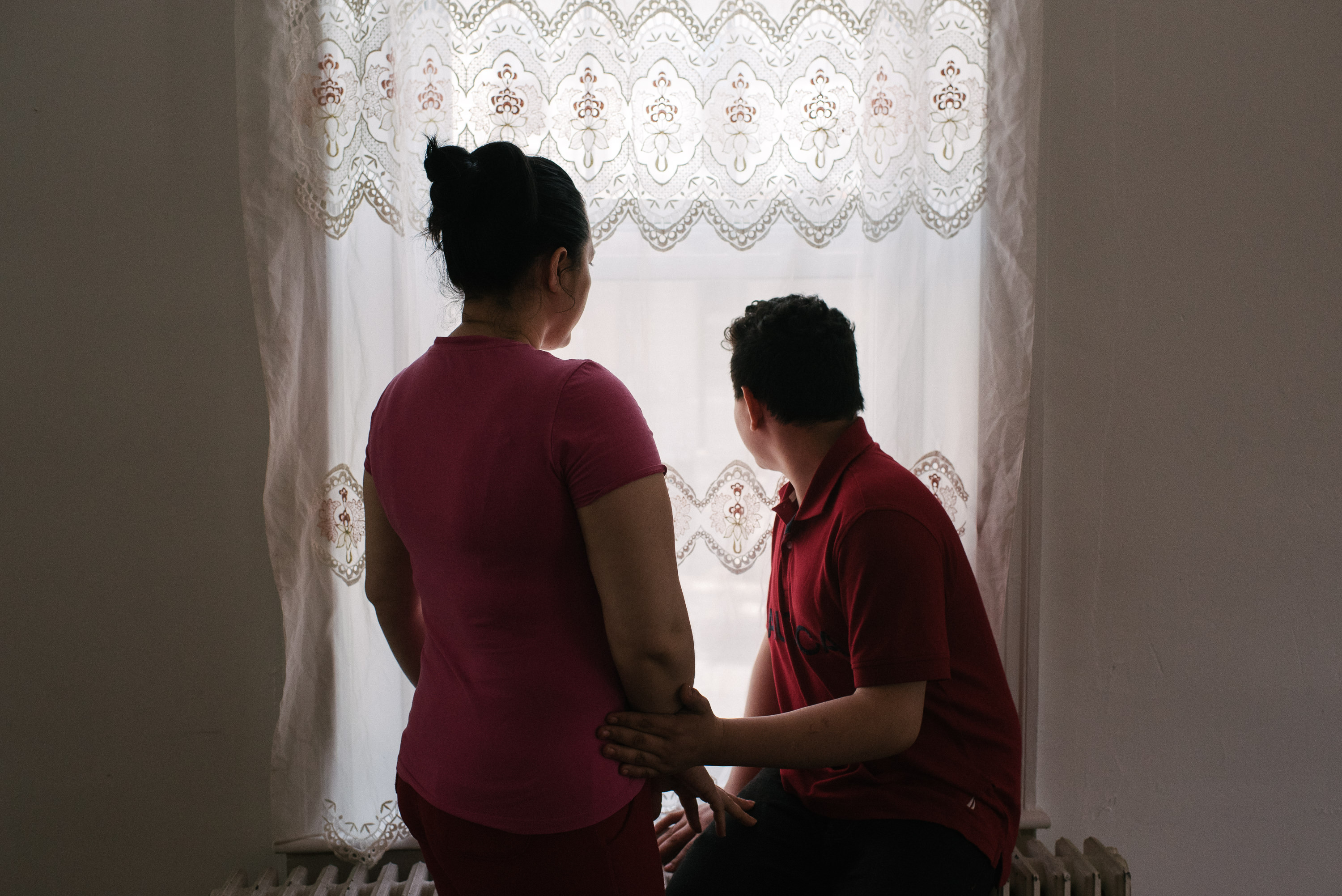 Wendy y su hijo mayor en su hogar. (Hannah Yoon/The New York Times)