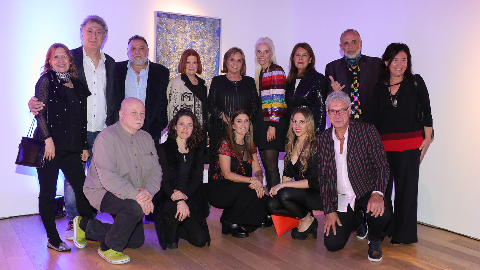 Todos los artistas plásticos participantes de la muestra “Tramas”, junto a Eugenia y Agustina Rossi, presidente y directora de la Fundación Rossi, respectivamente; y el curador Julio Sapollnik
