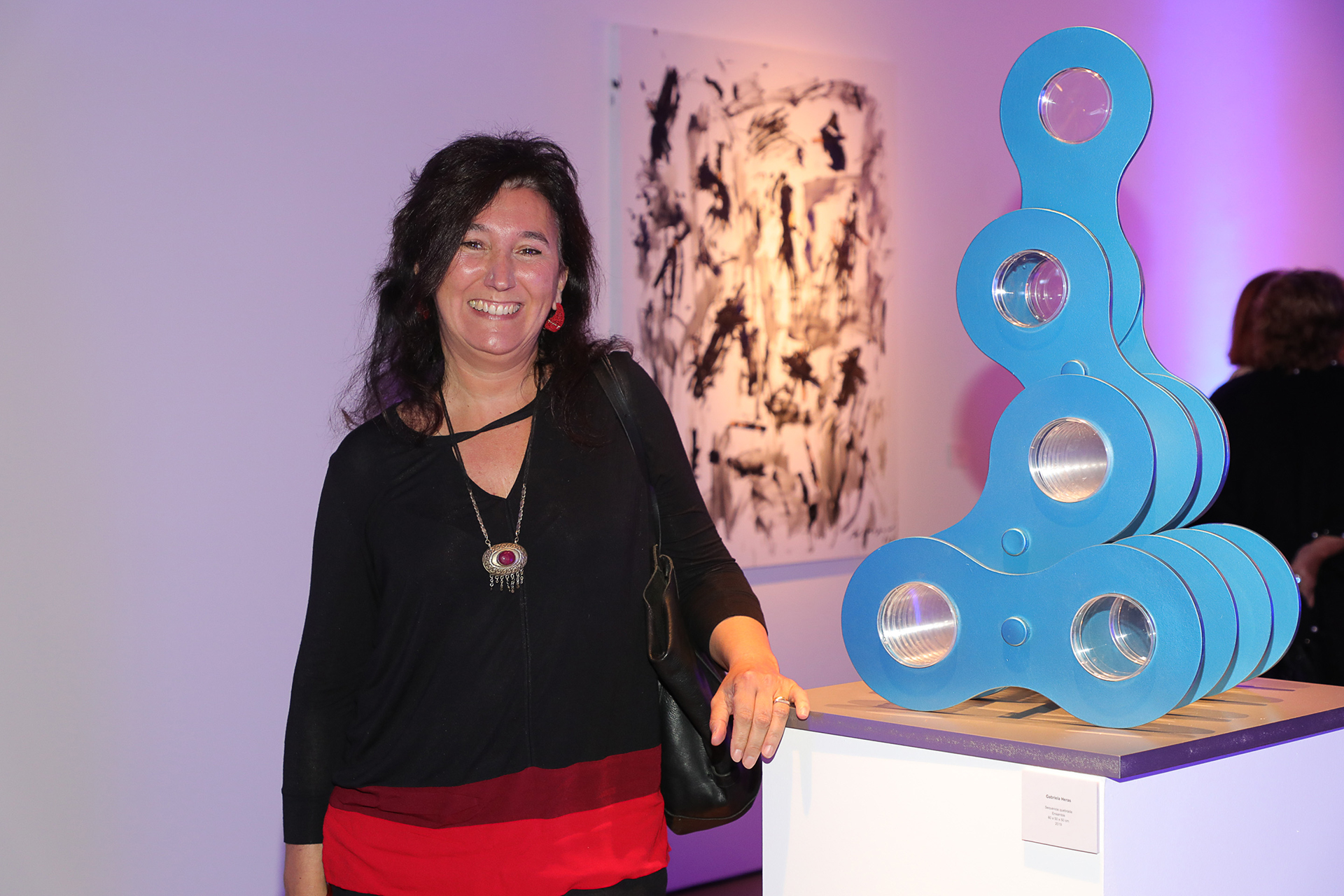 La artista Gabriela Heras. La Fundación Dr. Enrique Rossi invita a descubrir este recorrido sorprendente, permitiendo dejarse envolver por las sensaciones que provocan las obras, como una experiencia para la sensibilidad, un estímulo para pensar y la posibilidad de mirar al otro como parte de nuestra propia trama