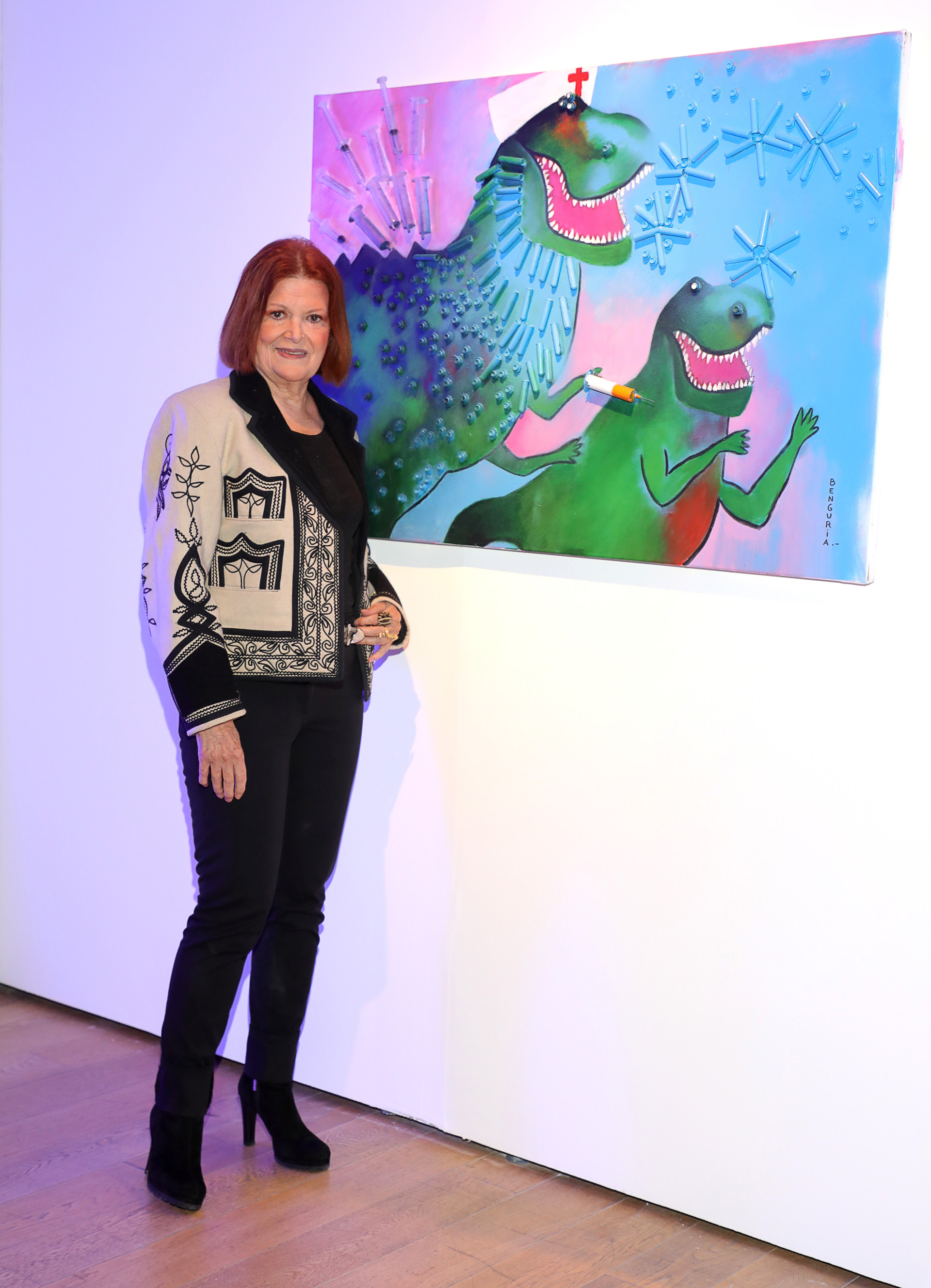 Se exponen obras de los artistas plásticos Silvia Brewda, Alejandro Avakian, Gabriela Heras, Silvio Fischbein, Silvina Benguria, Natalia Abot Glenz, Cecilia Ibarguren, Angelo Quallito, Liliana Fleurquin, Lara Branda y Raúl Blisniuk