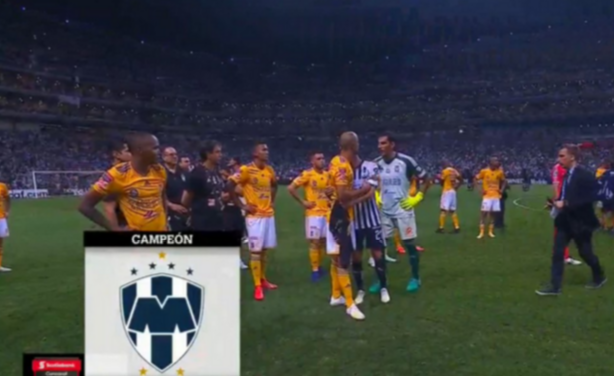 Este es el momento en el que jugadores de Tigres llegaron a separar a Nahuel Guzmán de Miguel Layún (Foto: Captura de video)