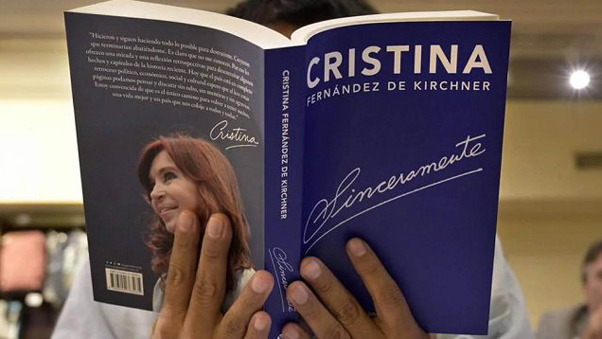 El libro se presenta el jueves en la Feria del Libro. Macri no lo leyó. (Foto: AFP)