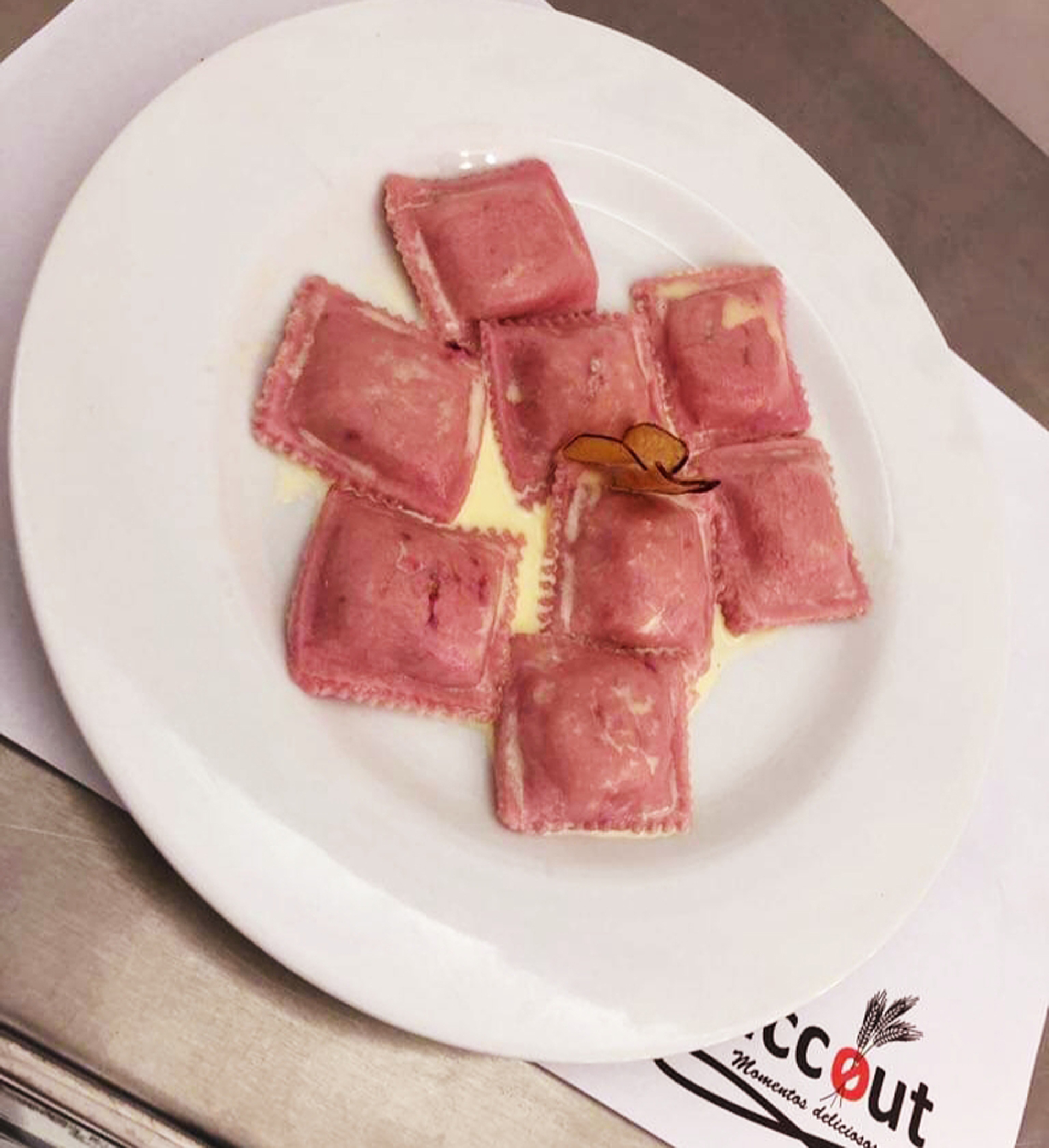 Ravioles de verdura con masa de remolacha, uno de los platos más pedidos en Tacc Out