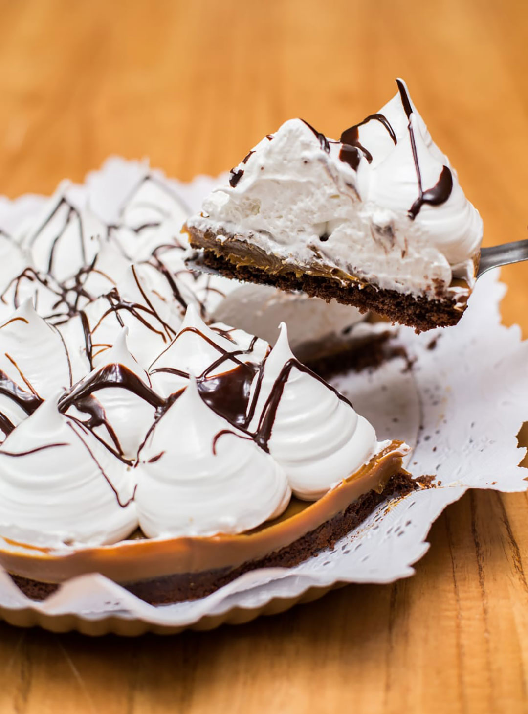 Brownie, dulce de leche y merengue italiano, una de las tortas de Celigourmet