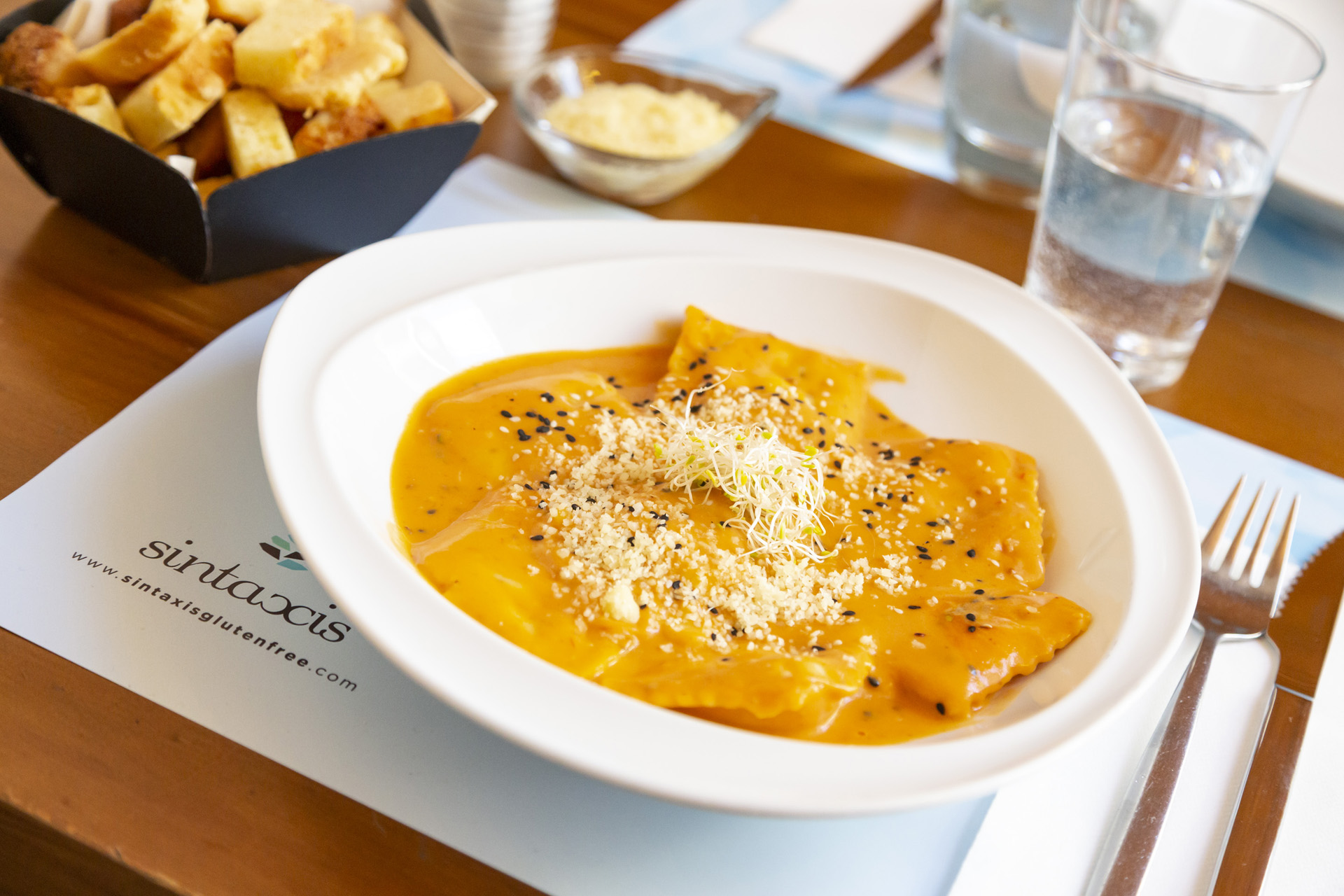 Raviolones con salsa y queso, según sus dueños, las estrella de la casa son las pastas